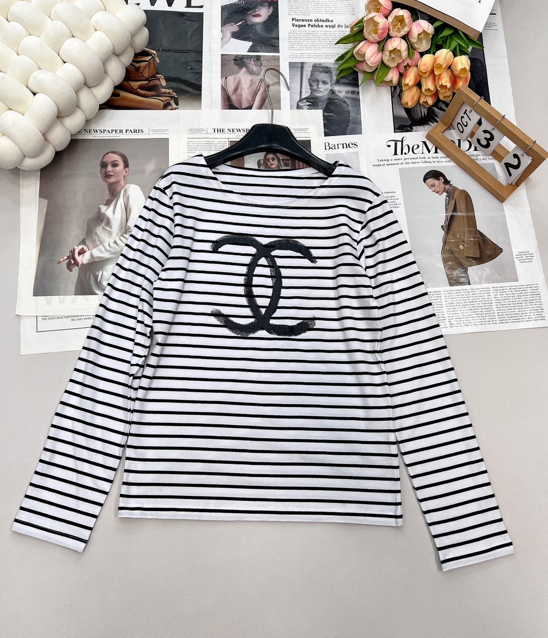 NO:485972,Chanel2025 new loose striped long-sleeved top, customized YB twill cotton material, textured and shiny, elastic, flat-mouthed one-line round neck long-sleeved top cut, alternating black and white stripes, versatile and durable, iconic letter logo decoration on the chest, get rid of boring monotony, micro A exterior expansion cut, modify inclusive body shape, slim and high-end outfit, show versatile autumn and winter, daily commuting, date and leisure, customized surface accessories, accurate version, complete three standards, two colors, size sml code H,,chanel, alexander wang19860909Chanel2025新款宽松条纹长袖上衣,定制YB斜纹全棉材质 质感光泽 弹力十足 平口一字圆领长袖上衣裁剪 通体黑白条纹交替 百搭耐看 胸前标志性字母徽标装饰 摆脱无聊的单调 微A外扩版型剪裁 修饰包容身形 穿搭显瘦高级 尽显百搭秋冬 日常通勤约会休闲都 定制面辅料 认准版本,三标齐全,两色出 尺码sml 编码H,,chanel,alexander wang,Women's clothing