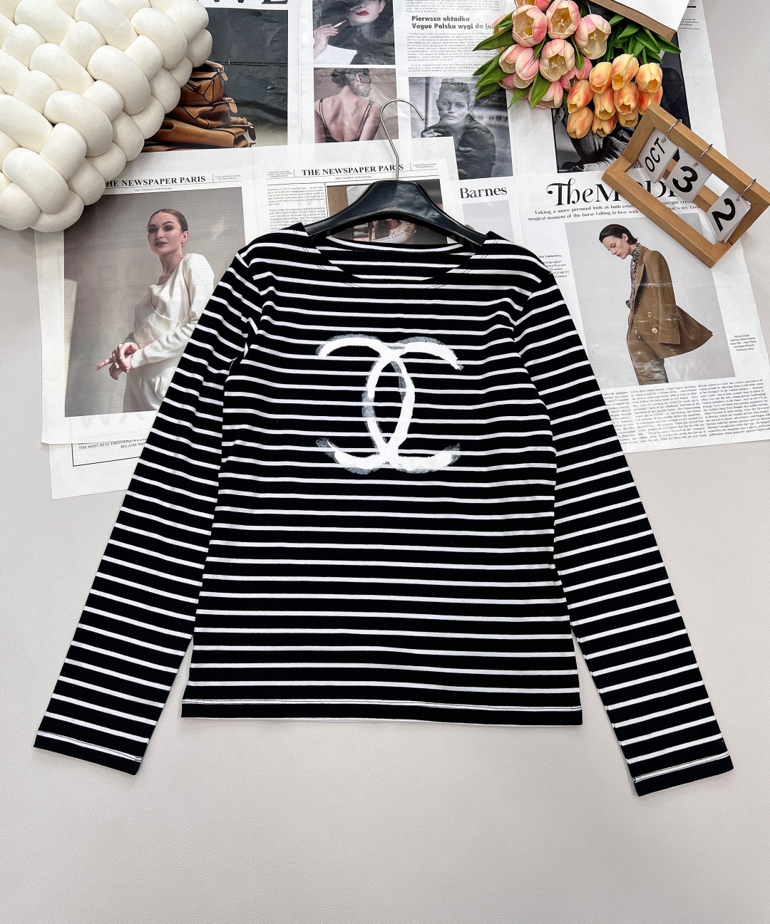 NO:485980,Chanel2025 new loose striped long-sleeved top, customized YB twill cotton material, textured and shiny, elastic, flat-mouthed one-line round neck long-sleeved top cut, alternating black and white stripes, versatile and durable, iconic letter logo decoration on the chest, get rid of boring monotony, micro A-ext extended cut, modify inclusive body shape, slim and high-end outfit, show versatile autumn and winter, daily commuting, date and leisure, customized surface accessories, accurate version, complete three standards, two colors, size sml code, chanel, alexander wang19860909Chanel2025新款宽松条纹长袖上衣,定制YB斜纹全棉材质 质感光泽 弹力十足 平口一字圆领长袖上衣裁剪 通体黑白条纹交替 百搭耐看 胸前标志性字母徽标装饰 摆脱无聊的单调 微A外扩版型剪裁 修饰包容身形 穿搭显瘦高级 尽显百搭秋冬 日常通勤约会休闲都 定制面辅料 认准版本,三标齐全,两色出 尺码sml 编码,,chanel,alexander wang,Women's clothing