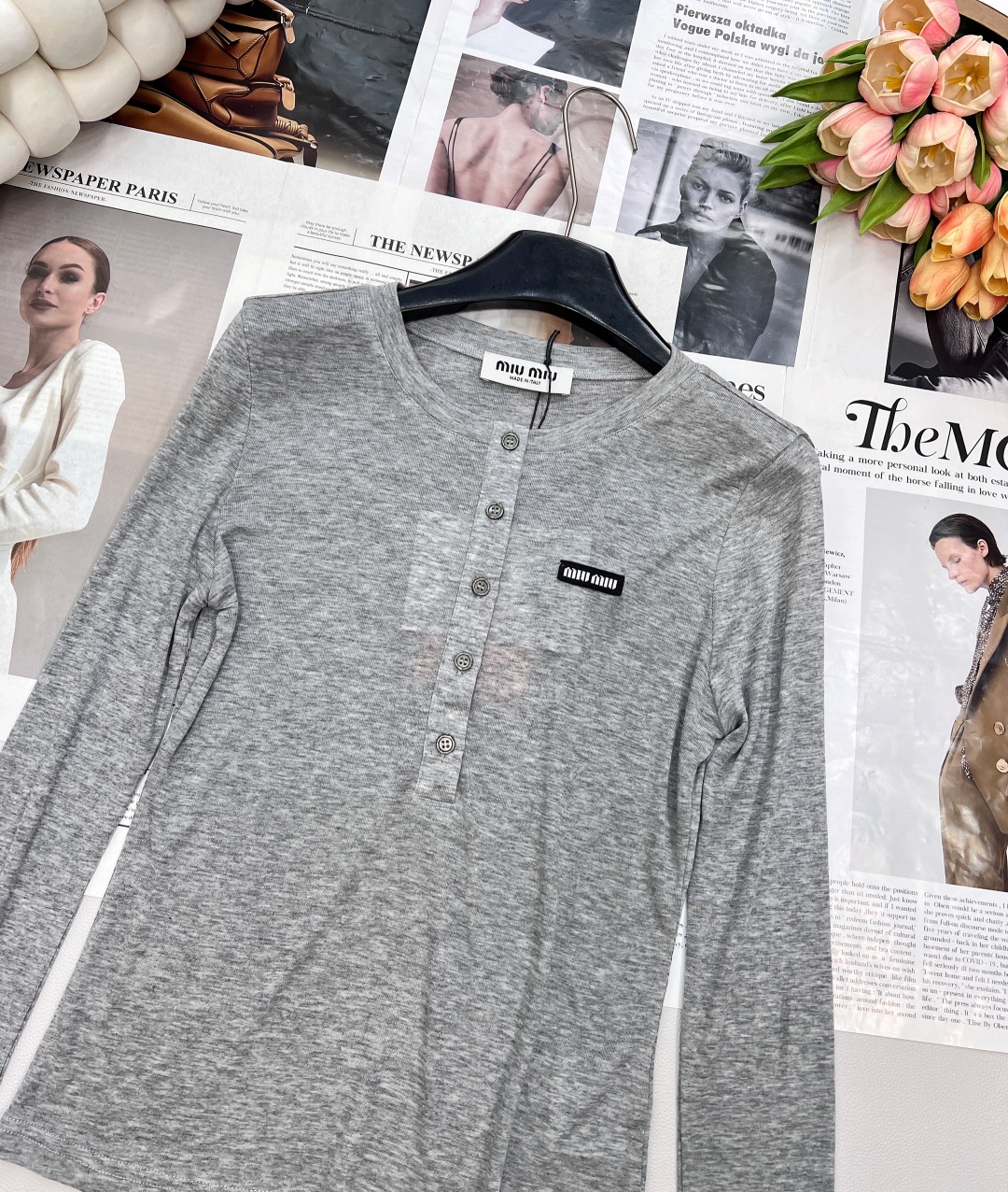 🆕 MIUMIU 徽标字母薄款圆领上衣以优雅圆领设计,邂逅纯净之美。柔软舒适的针织面料 重点这个面料织法