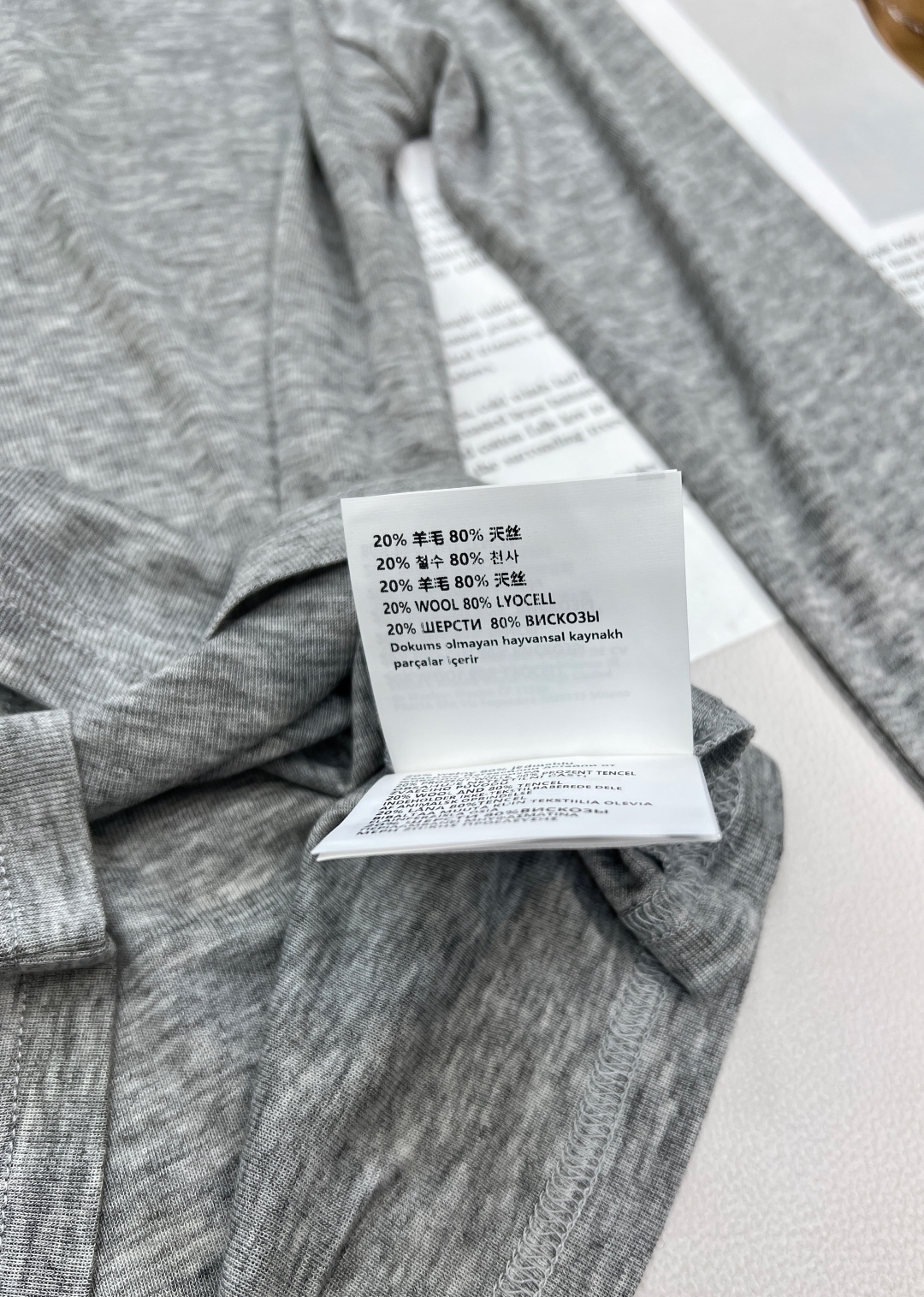 🆕 MIUMIU 徽标字母薄款圆领上衣以优雅圆领设计,邂逅纯净之美。柔软舒适的针织面料 重点这个面料织法