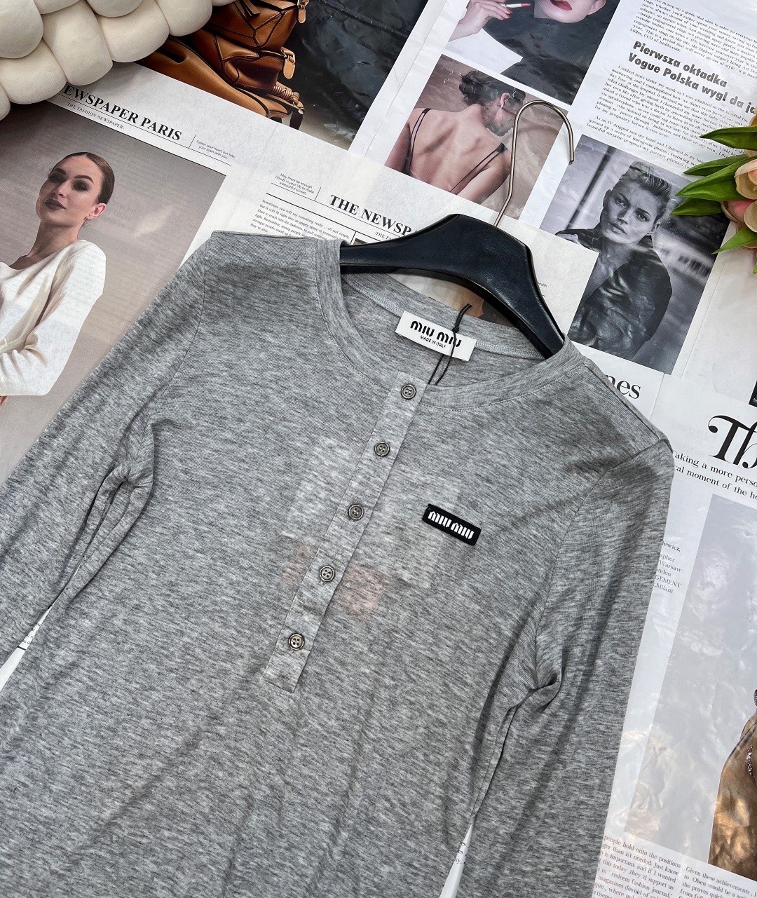 🆕 MIUMIU 徽标字母薄款圆领上衣以优雅圆领设计,邂逅纯净之美。柔软舒适的针织面料 重点这个面料织法