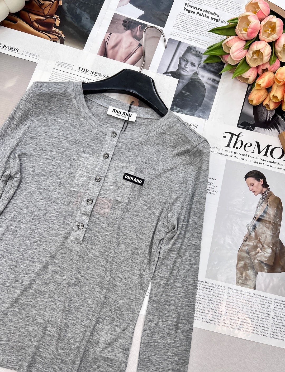 🆕 MIUMIU 徽标字母薄款圆领上衣以优雅圆领设计,邂逅纯净之美。柔软舒适的针织面料 重点这个面料织法