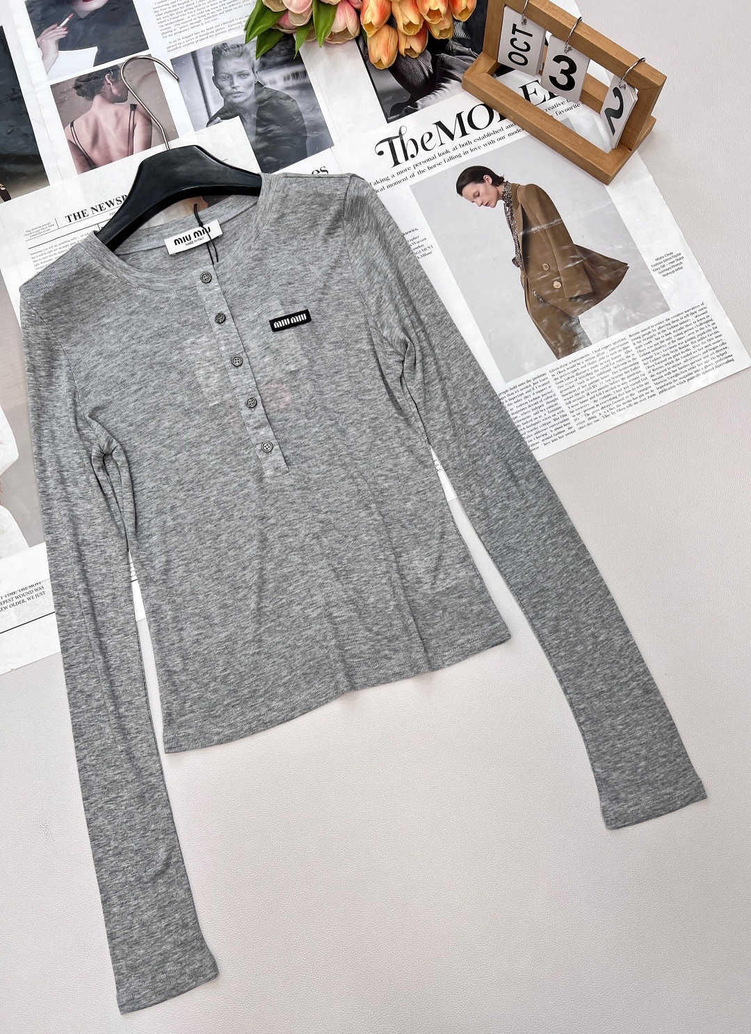 🆕 MIUMIU 徽标字母薄款圆领上衣以优雅圆领设计,邂逅纯净之美。柔软舒适的针织面料 重点这个面料织法