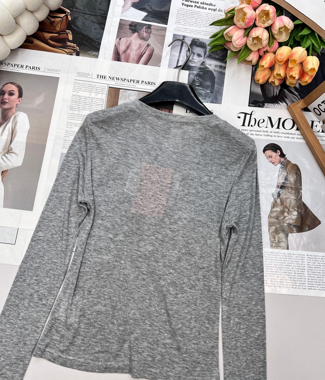 🆕 MIUMIU 徽标字母薄款圆领上衣以优雅圆领设计,邂逅纯净之美。柔软舒适的针织面料 重点这个面料织法