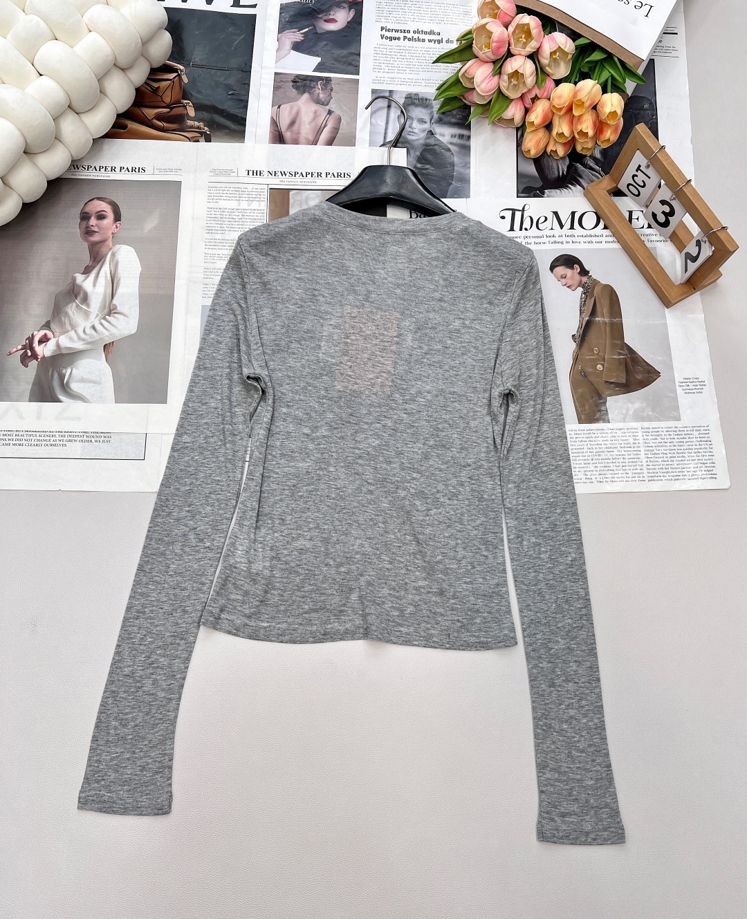 🆕 MIUMIU 徽标字母薄款圆领上衣以优雅圆领设计,邂逅纯净之美。柔软舒适的针织面料 重点这个面料织法