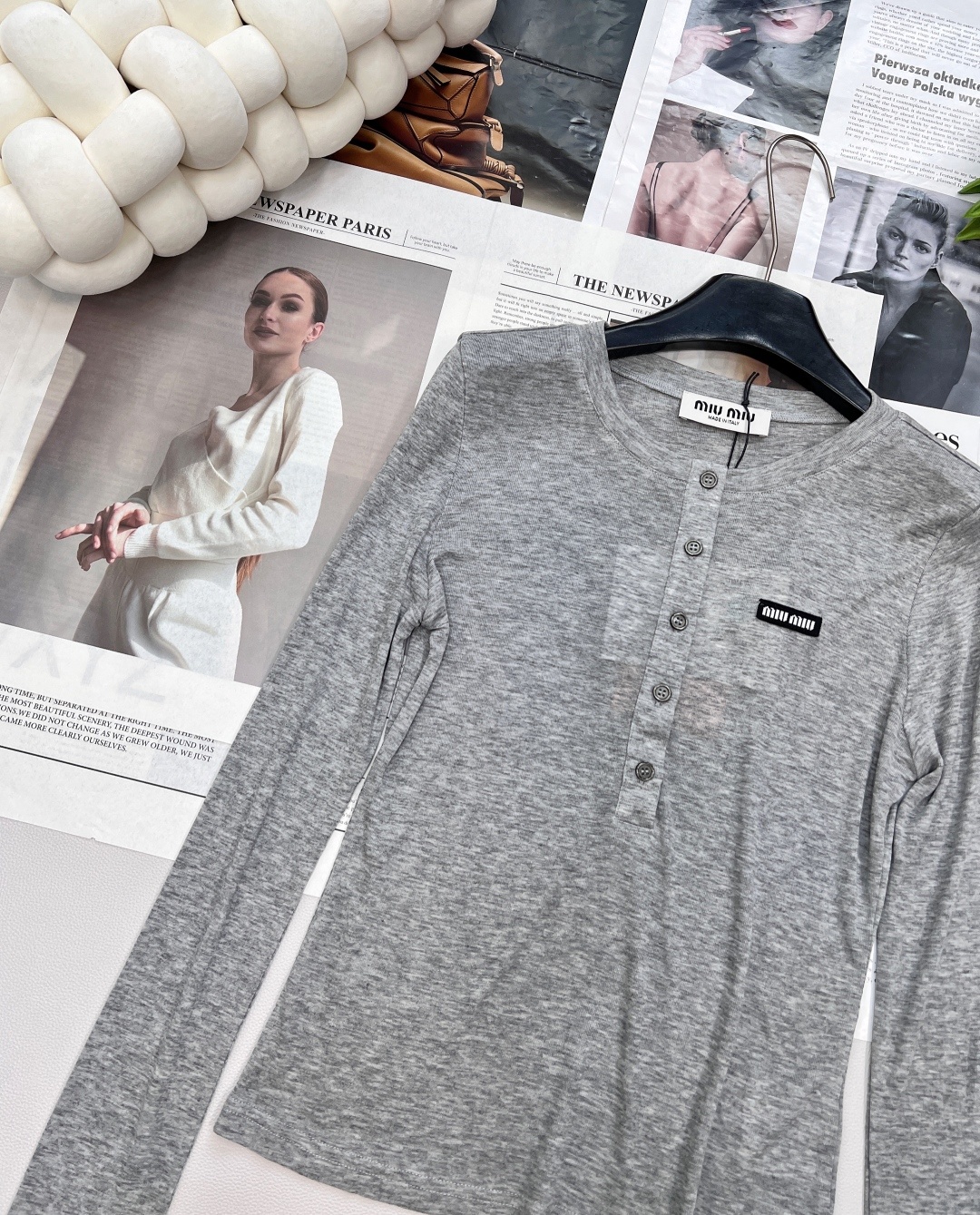 🆕 MIUMIU 徽标字母薄款圆领上衣以优雅圆领设计,邂逅纯净之美。柔软舒适的针织面料 重点这个面料织法