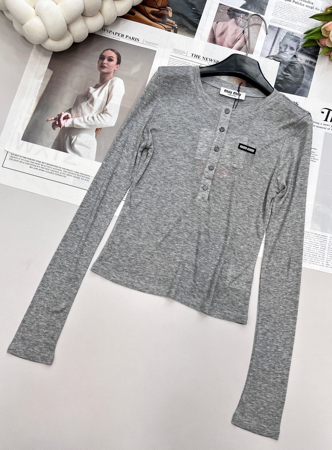 🆕 MIUMIU 徽标字母薄款圆领上衣以优雅圆领设计,邂逅纯净之美。柔软舒适的针织面料 重点这个面料织法