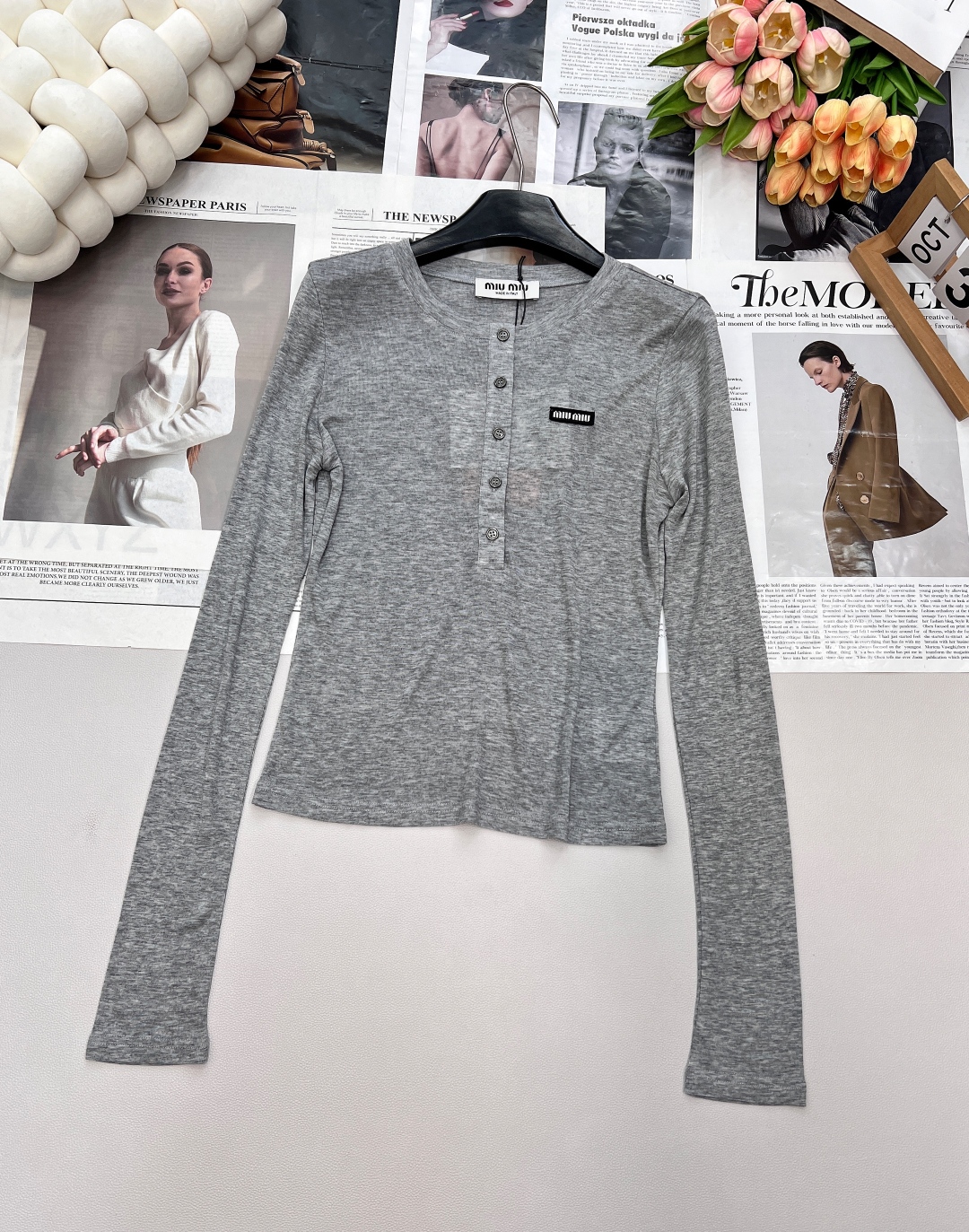 🆕 MIUMIU 徽标字母薄款圆领上衣以优雅圆领设计，邂逅纯净之美。柔软舒适的针织面料 重点这个面料织法