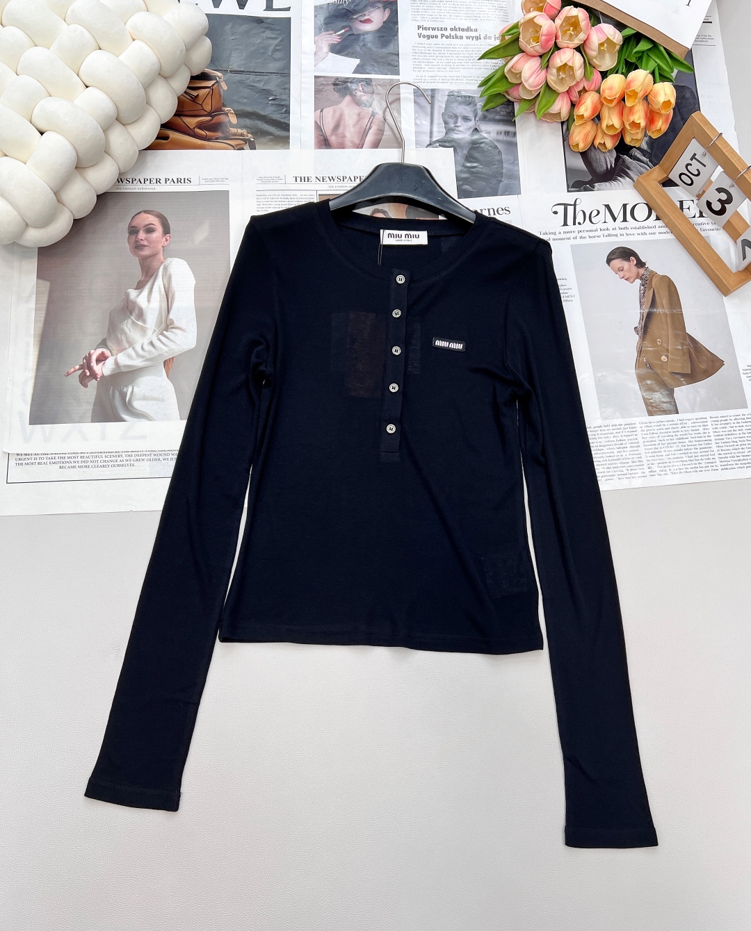 🆕 MIUMIU 徽标字母薄款圆领上衣以优雅圆领设计，邂逅纯净之美。柔软舒适的针织面料 重点这个面料织法