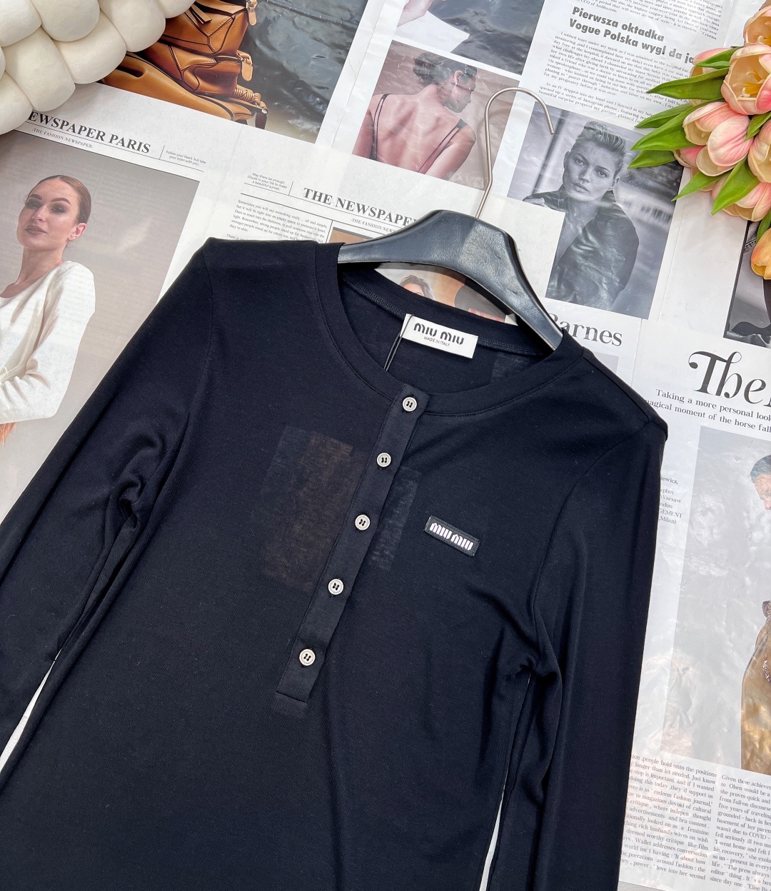 🆕 MIUMIU 徽标字母薄款圆领上衣以优雅圆领设计,邂逅纯净之美。柔软舒适的针织面料 重点这个面料织法