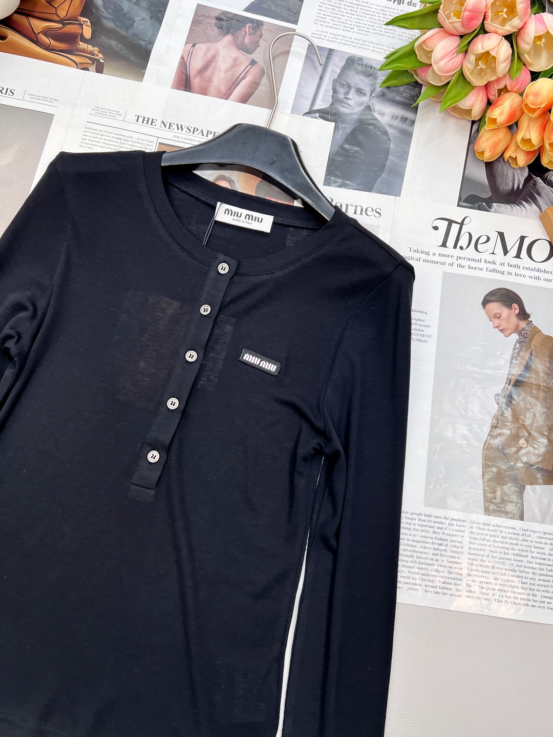 🆕 MIUMIU 徽标字母薄款圆领上衣以优雅圆领设计,邂逅纯净之美。柔软舒适的针织面料 重点这个面料织法