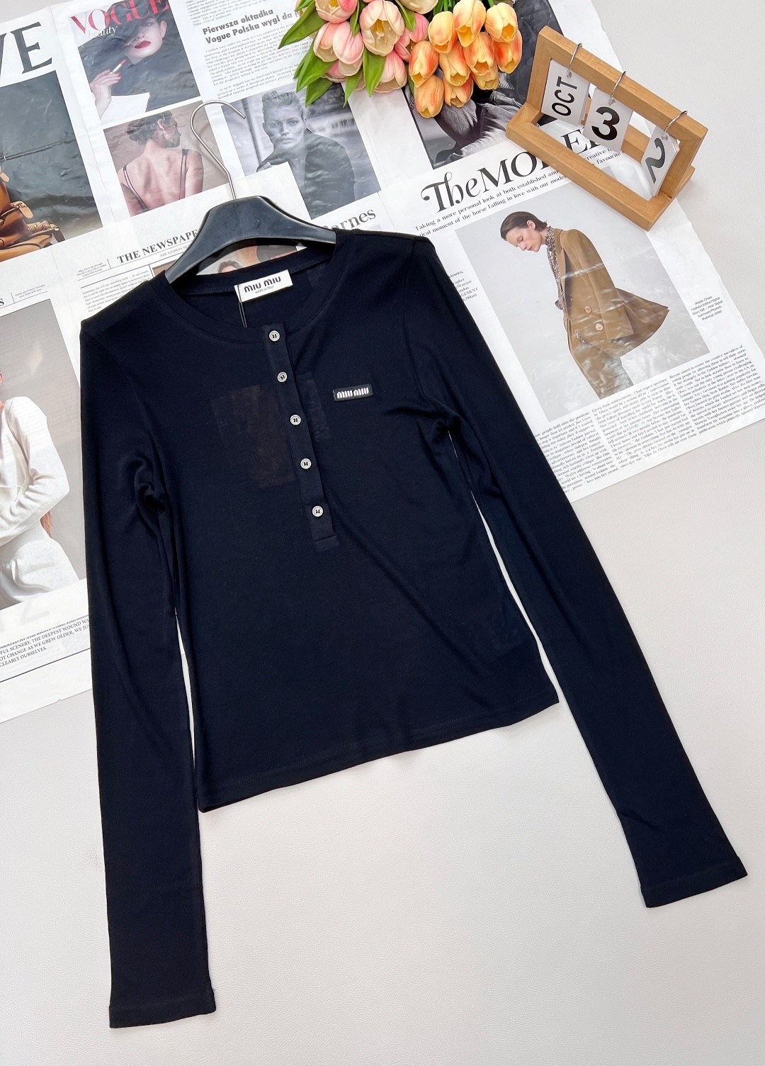 🆕 MIUMIU 徽标字母薄款圆领上衣以优雅圆领设计,邂逅纯净之美。柔软舒适的针织面料 重点这个面料织法