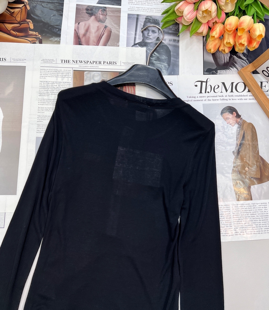 🆕 MIUMIU 徽标字母薄款圆领上衣以优雅圆领设计,邂逅纯净之美。柔软舒适的针织面料 重点这个面料织法