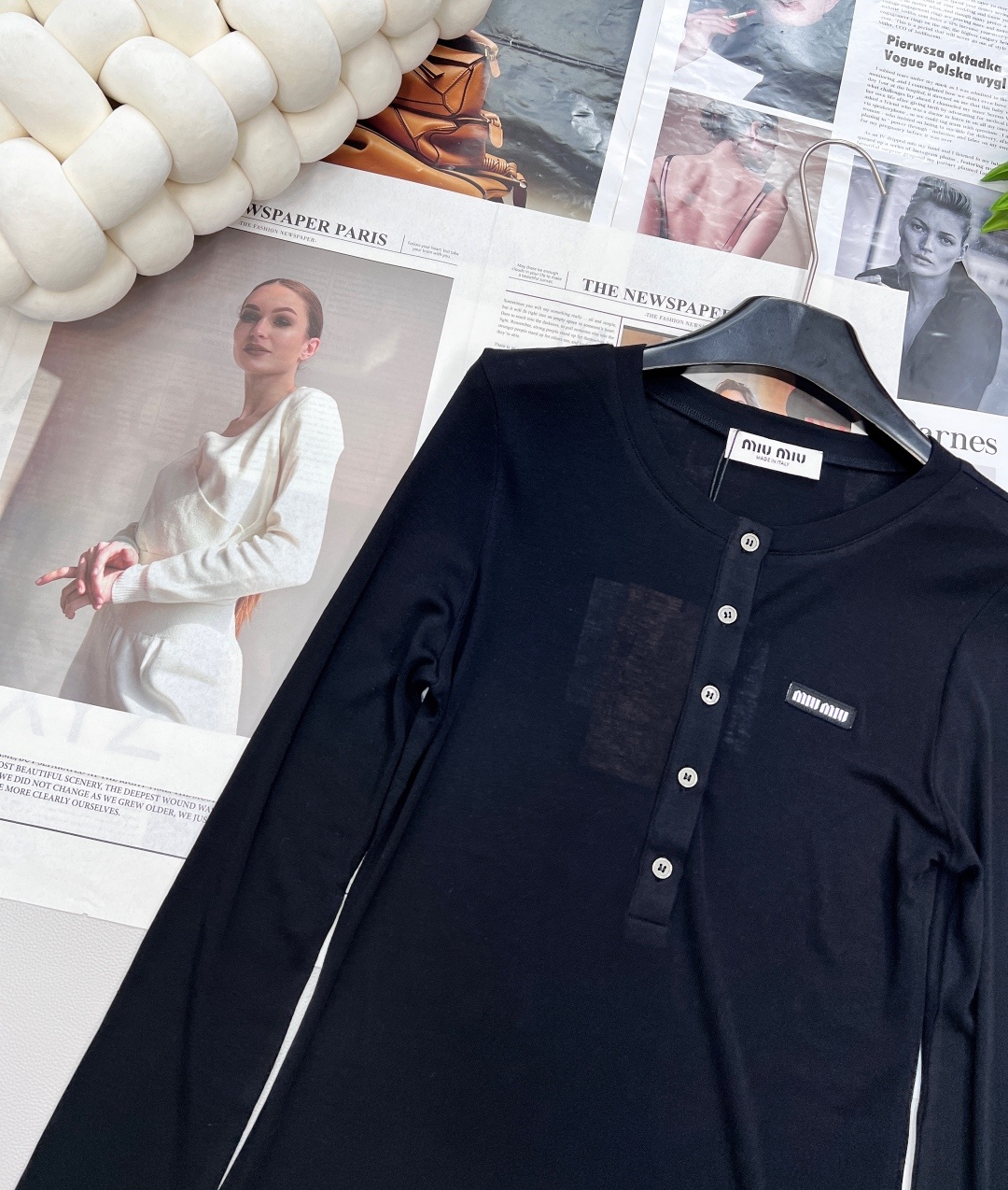 🆕 MIUMIU 徽标字母薄款圆领上衣以优雅圆领设计,邂逅纯净之美。柔软舒适的针织面料 重点这个面料织法