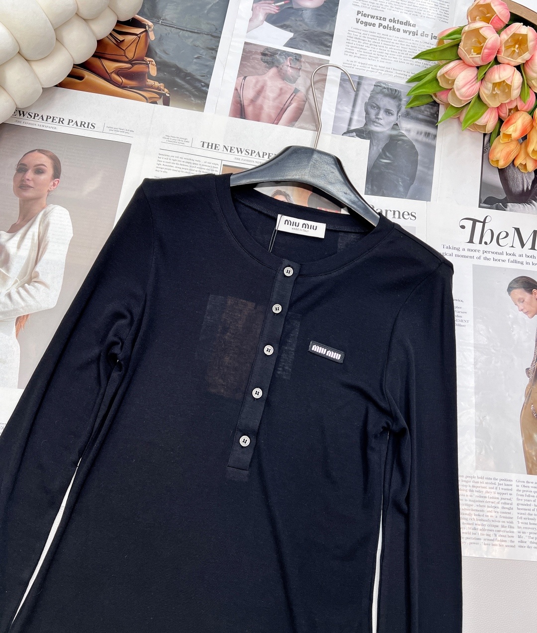 🆕 MIUMIU 徽标字母薄款圆领上衣以优雅圆领设计,邂逅纯净之美。柔软舒适的针织面料 重点这个面料织法