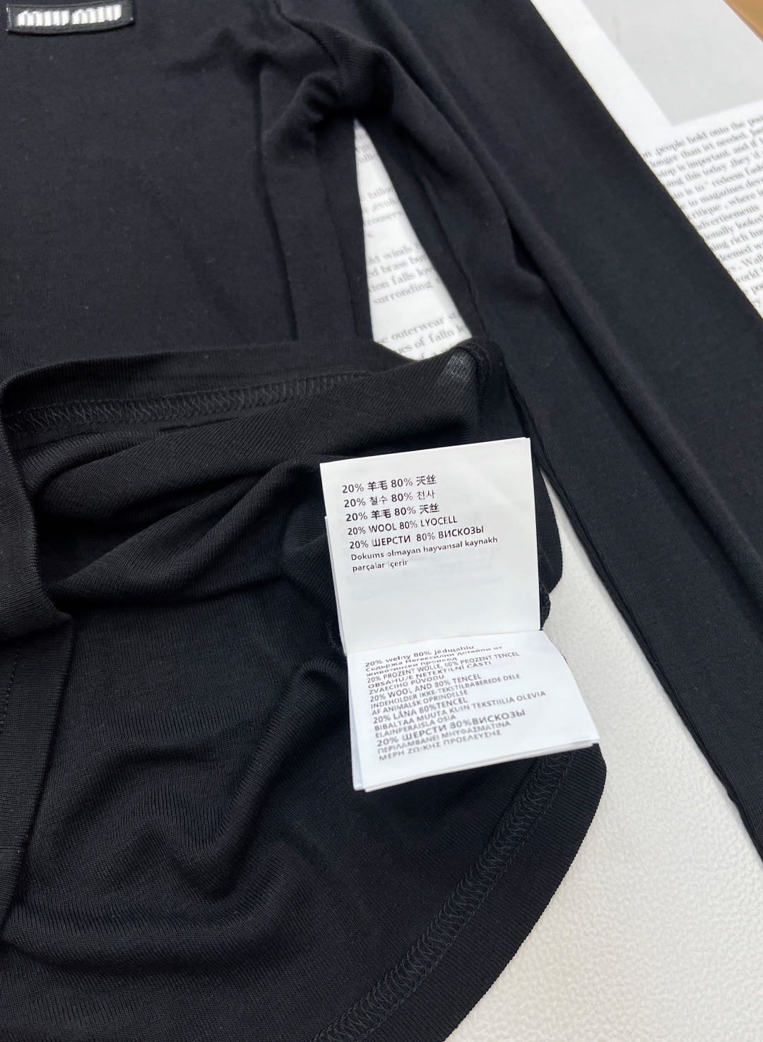 🆕 MIUMIU 徽标字母薄款圆领上衣以优雅圆领设计,邂逅纯净之美。柔软舒适的针织面料 重点这个面料织法