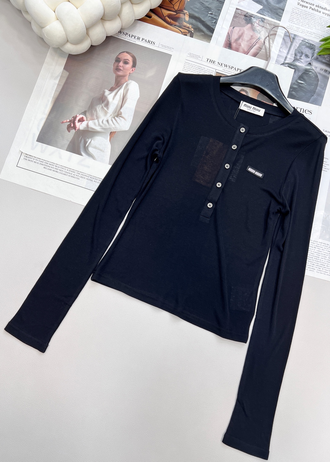 🆕 MIUMIU 徽标字母薄款圆领上衣以优雅圆领设计,邂逅纯净之美。柔软舒适的针织面料 重点这个面料织法