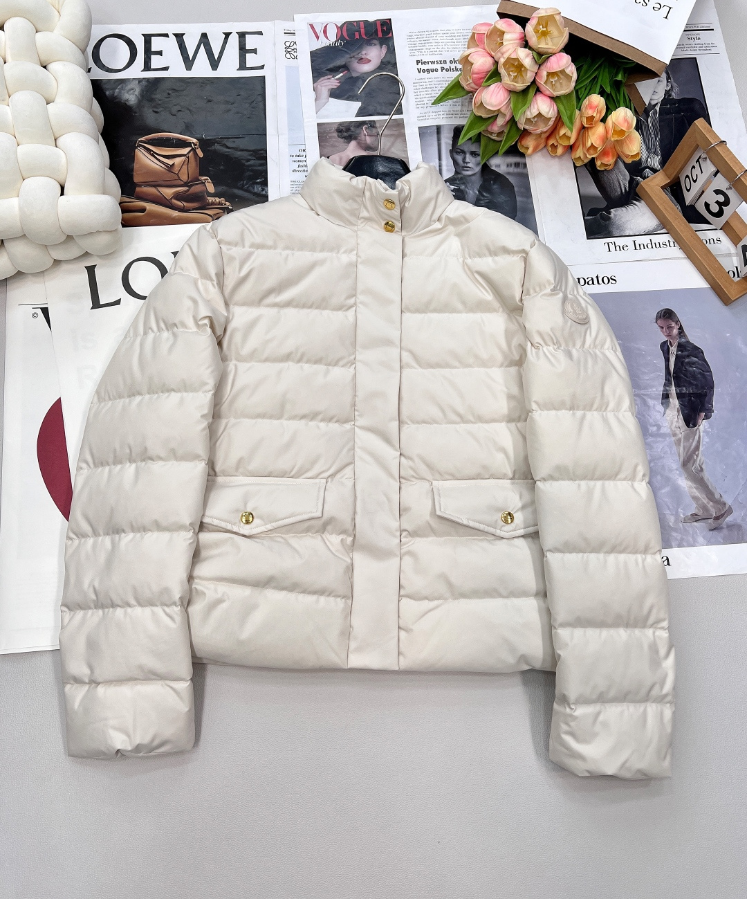 NO:486014,With dust bag Moncler2025 new vertical lapel down cotton jacket, custom-made YB imported windproof and environmentally friendly recycled nylon material, its process is restored, upgraded material, waterproof and windproof and cold-proof function of nylon, down cotton filling inner lining, light and warm, Zipper plaid, lapel stand-up collar two-wear design, classic rectangular bar embossing treatment, changeable outfit, iconic obvious logo embellishment on the outside of the arm, showing low-key and high-end feeling, lapel pocket design is practical to keep warm, exquisite details can successfully get rid of dullness, integrate warmth and fashionable, customized surface accessories, accurate version, filling standard: national standard 90 velvet, filling: down cotton, three standards, complete, two colors, size sml code,, jackets & coats, down jacket, alexander wang19860909配防尘袋Moncler2025新款立翻领羽绒棉服外套,定制YB进口防风环保再生尼龙材质 其工艺还原 升级材质 具备尼龙的防水防风御寒功能 羽绒棉填充内里 整件轻盈保暖 拉链开襟 翻领立领两穿设计 经典长方条形压纹处理 穿搭造型多变 手臂外侧标志性明显徽标点缀 彰显低调高级感 翻领口袋设计御寒实用 精致细节就能成功摆脱沉闷 集保暖与时髦一体 定制面辅料 认准版本 充绒标准:国标90绒 充绒物:羽绒棉 三标齐全,两色出 尺码sml 编码,,jackets & coats,down jacket,alexander wang,Women's clothing