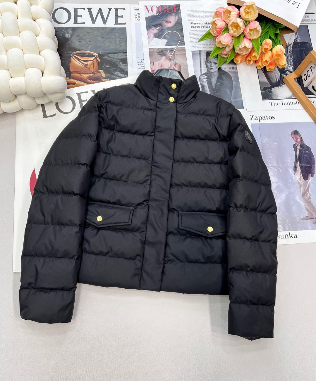 NO:486027,With dust bag Moncler2025 new vertical lapel down cotton jacket, custom-made YB imported windproof and environmentally friendly recycled nylon material, its process is restored, upgraded material, waterproof and windproof and cold-proof function of nylon, down cotton filling inner lining, light and warm, Zipper placket, lapel stand-up collar two-wear design, classic rectangular bar embossing treatment, changeable outfit, iconic logo embellishment on the outside of the arm, highlighting the low-key and high-end feeling, lapel pocket design is practical to keep warm, exquisite details can successfully get rid of dullness, integrate warmth and fashionable, customized surface accessories, accurate version, filling standard: national standard 90 velvet, filling: down cotton, three standards, complete, two colors, size sml code,, jackets & coats, down jacket, alexander wang19860909配防尘袋Moncler2025新款立翻领羽绒棉服外套,定制YB进口防风环保再生尼龙材质 其工艺还原 升级材质 具备尼龙的防水防风御寒功能 羽绒棉填充内里 整件轻盈保暖 拉链开襟 翻领立领两穿设计 经典长方条形压纹处理 穿搭造型多变 手臂外侧标志性明显徽标点缀 彰显低调高级感 翻领口袋设计御寒实用 精致细节就能成功摆脱沉闷 集保暖与时髦一体 定制面辅料 认准版本 充绒标准:国标90绒 充绒物:羽绒棉 三标齐全,两色出 尺码sml 编码,,jackets & coats,down jacket,alexander wang,Women's clothing