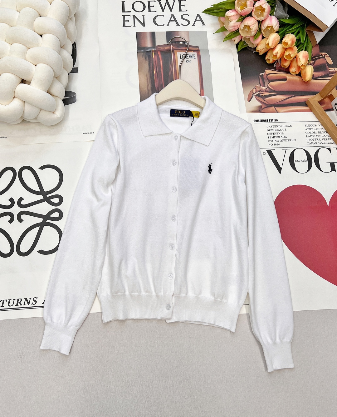 NO:488696,Lapel pony embroidery knitted cardigan classic reshaping, details win. The American style is timeless with delicate knitting. The embroidery continues to write the POLO gene. Short-sleeved cardigan unlocks lazy and fashionable spring and summer. Worn cotton knitted, breathable and skin-friendly and sweat-free. Slightly loose fit + short-sleeved design, no burden on layering in spring and summer. Classic pony embroidery on left chest, low-key declares the brand's bloodline. Soft mist color system - milk white is as gentle as jade, baby blue is refreshing and healing. High-quality Mama cotton fabric is used, the upper body is comfortable and breathable. The veil has anti-wrinkle, sweat-absorbing and breathable high-quality attributes, and the upper body looks slim and comfortable. From jeans to linen long skirts, one piece unlocks American retro multiple matching. 'The upper body knows how superior the style, a variety of short sleeves can be fully buttoned, and can be worn freely. In early autumn and late spring, you can be used as a small coat. Wear more than one dress.  The blue and white color scheme is simply synonymous with refreshing, whoever wears it is the heroine of the campus drama!  Whether it is daily going out or dating, you can easily grasp the atmosphere~ Three standards are complete, large-scale products are available in size sml code, skirts, jeans, jackets & coats, T-shirt, alexander wang19860909翻领小马刺绣针织开衫 经典重塑,细节致胜 以针织细腻诠释美式隽永  刺绣续写POLO基因,短袖开衫解锁春夏慵懒时髦  精纺棉针织,透气亲肤不闷汗  微宽松版型+短袖设计,春夏叠穿无负担  左胸经典小马刺绣,低调宣告品牌血统  柔雾色系 —— 奶白温润如玉,婴儿蓝清爽治愈  采用优质品匹马棉面料,上身舒适透气.面纱具有抗皱,吸汗透气优质属性,上身显瘦又舒适 从牛仔裤到亚麻长裙,一件解锁美式复古多重搭配」  上身才知道多么优越的版型,多种穿法的短袖 可全扣,可开扣自由穿搭,初秋春末可以当小外套 一衣多穿 蓝白配色简直是清爽代名词,谁穿谁是校园剧女主！无论是日常出街还是约会,都能轻松拿捏氛围感～三标齐全,大货出 尺码sml 编码,,skirts,jeans,jackets & coats,T-shirt,alexander wang,Women's clothing