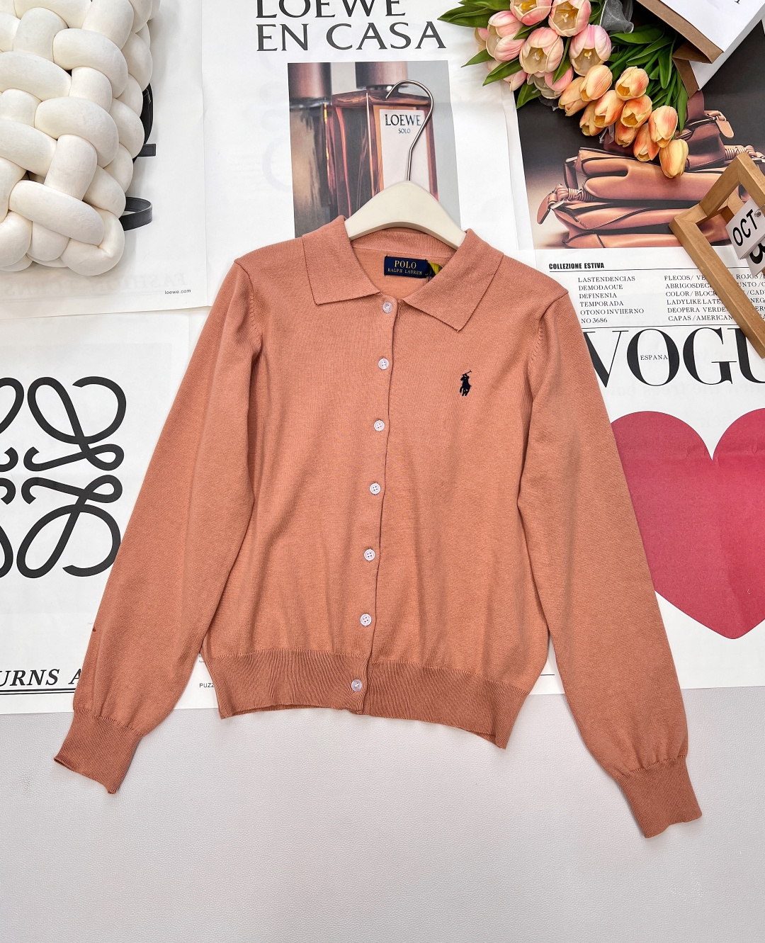 NO:488708,Lapel pony embroidery knitted cardigan classic reshaping, details win. The American style is timeless with delicate knitting. The embroidery continues to write the POLO gene. Short-sleeved cardigan unlocks lazy and fashionable spring and summer. Worn cotton knitted, breathable and skin-friendly and sweat-free. Slightly loose fit + short-sleeved design, no burden on layering in spring and summer. Classic pony embroidery on left chest, low-key declares the brand's bloodline. Soft mist color system - milk white is as gentle as jade, baby blue is refreshing and healing. High-quality Mama cotton fabric is used, the upper body is comfortable and breathable. The veil has anti-wrinkle, sweat-absorbing and breathable high-quality attributes, and the upper body looks slim and comfortable. From jeans to linen long skirts, one piece unlocks American retro multiple matching. 'The upper body knows how superior the style, a variety of short sleeves can be fully buttoned, and can be worn freely. In early autumn and late spring, you can be used as a small coat. Wear more than one dress.  The blue and white color scheme is simply synonymous with refreshing, whoever wears it is the heroine of the campus drama!  Whether it is daily going out or dating, you can easily grasp the atmosphere~ Three standards are complete, large-scale products are available in size sml code, skirts, jeans, jackets & coats, T-shirt, alexander wang19860909翻领小马刺绣针织开衫 经典重塑,细节致胜 以针织细腻诠释美式隽永  刺绣续写POLO基因,短袖开衫解锁春夏慵懒时髦  精纺棉针织,透气亲肤不闷汗  微宽松版型+短袖设计,春夏叠穿无负担  左胸经典小马刺绣,低调宣告品牌血统  柔雾色系 —— 奶白温润如玉,婴儿蓝清爽治愈  采用优质品匹马棉面料,上身舒适透气.面纱具有抗皱,吸汗透气优质属性,上身显瘦又舒适 从牛仔裤到亚麻长裙,一件解锁美式复古多重搭配」  上身才知道多么优越的版型,多种穿法的短袖 可全扣,可开扣自由穿搭,初秋春末可以当小外套 一衣多穿 蓝白配色简直是清爽代名词,谁穿谁是校园剧女主！无论是日常出街还是约会,都能轻松拿捏氛围感～三标齐全,大货出 尺码sml 编码,,skirts,jeans,jackets & coats,T-shirt,alexander wang,Women's clothing