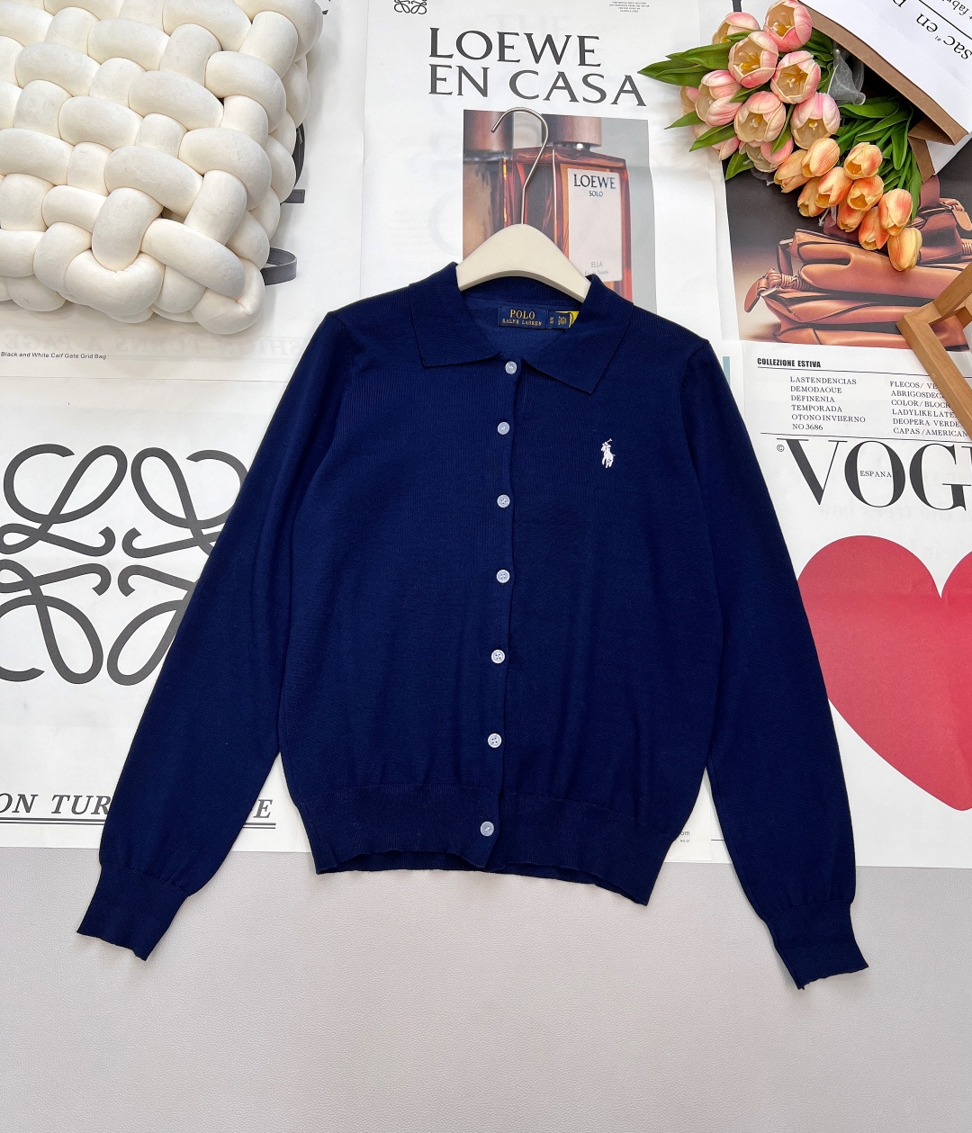 NO:488720,Lapel pony embroidery knitted cardigan classic reshaping, details win. The American style is timeless with delicate knitting. The embroidery continues to write the POLO gene. Short-sleeved cardigan unlocks lazy and fashionable spring and summer. Worn cotton knitted, breathable and skin-friendly and sweat-free. Slightly loose fit + short-sleeved design, no burden on layering in spring and summer. Classic pony embroidery on left chest, low-key declares the brand's bloodline. Soft mist color system - milk white is as gentle as jade, baby blue is refreshing and healing. High-quality Mama cotton fabric is used, the upper body is comfortable and breathable. The veil has anti-wrinkle, sweat-absorbing and breathable high-quality attributes, and the upper body looks slim and comfortable. From jeans to linen long skirts, one piece unlocks American retro multiple matching. 'The upper body knows how superior the style, a variety of short sleeves can be fully buttoned, and can be worn freely. In early autumn and late spring, you can be used as a small coat. Wear more than one dress.  The blue and white color scheme is simply synonymous with refreshing, whoever wears it is the heroine of the campus drama!  Whether it is daily going out or dating, you can easily grasp the atmosphere~ Three standards are complete, large-scale products are available SML code R, skirts, jeans, jackets & coats, T-shirt, alexander wang19860909翻领小马刺绣针织开衫 经典重塑,细节致胜 以针织细腻诠释美式隽永  刺绣续写POLO基因,短袖开衫解锁春夏慵懒时髦  精纺棉针织,透气亲肤不闷汗  微宽松版型+短袖设计,春夏叠穿无负担  左胸经典小马刺绣,低调宣告品牌血统  柔雾色系 —— 奶白温润如玉,婴儿蓝清爽治愈  采用优质品匹马棉面料,上身舒适透气.面纱具有抗皱,吸汗透气优质属性,上身显瘦又舒适 从牛仔裤到亚麻长裙,一件解锁美式复古多重搭配」  上身才知道多么优越的版型,多种穿法的短袖 可全扣,可开扣自由穿搭,初秋春末可以当小外套 一衣多穿 蓝白配色简直是清爽代名词,谁穿谁是校园剧女主！无论是日常出街还是约会,都能轻松拿捏氛围感～三标齐全,大货出 尺码sml 编码R,,skirts,jeans,jackets & coats,T-shirt,alexander wang,Women's clothing