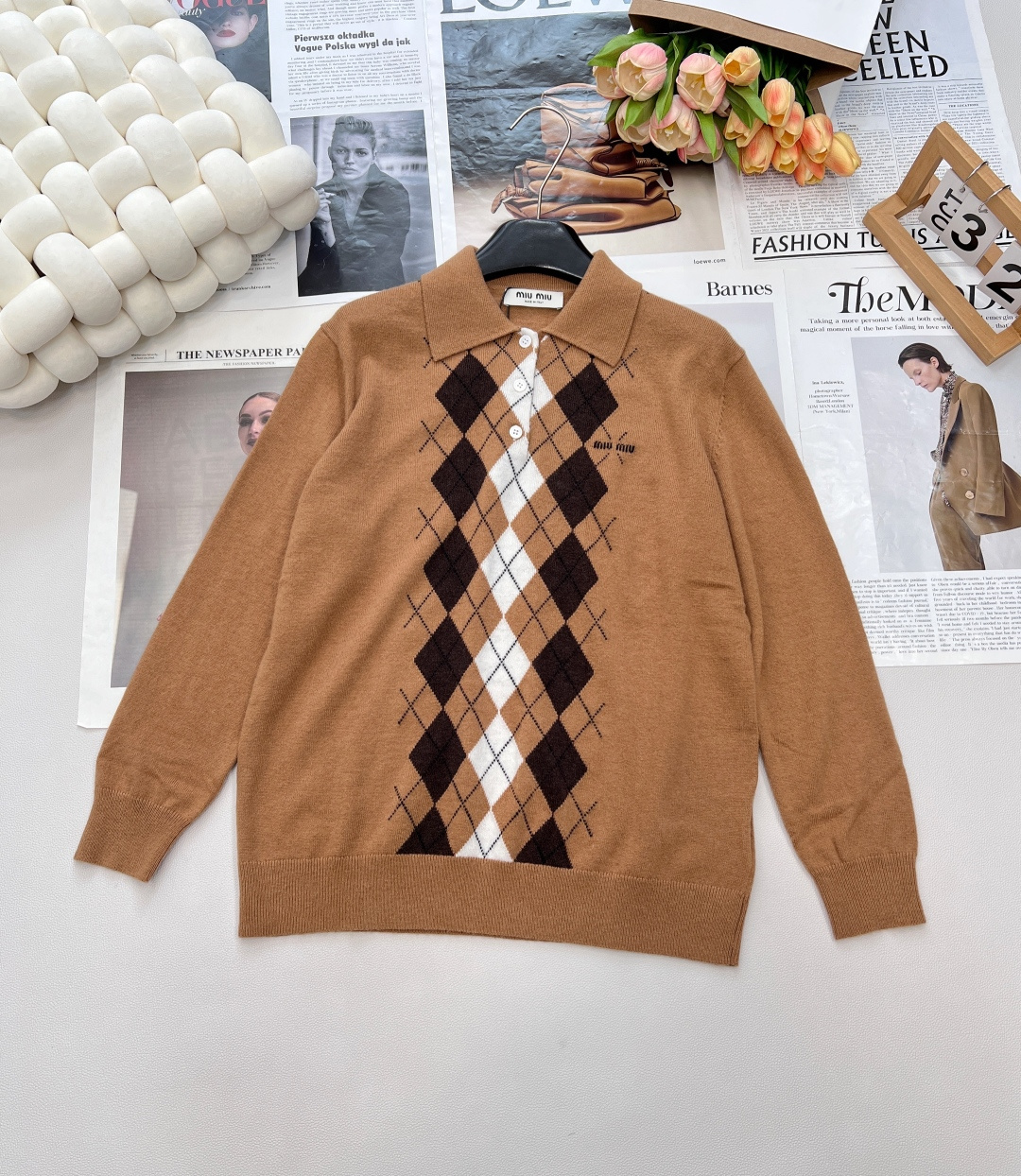 NO:488686,Miumiu25Fw early autumn new plaid knitted top丨High-end production!  The diamond pattern adds playful elegance to the exquisite craftsmanship of this soft wool Polo sweater. Reinterpret the classic style according to Miu's exquisite and modern perspective. Autumn is a camel-colored retro plaid that never goes out of date. The fixed dye yarn feels very good. The skin-friendly soft and glutinous version is loose and slim on the upper body. You can wear it alone and layer it age-reducing college style. Three standards are complete, and large-scale products are available. Size sml code, miumiu, sweaters, alexander wang19860909Miumiu25Fw早秋新款格纹针织上衣丨高版出品！菱形图案为这款柔软羊毛Polo毛衣的精致工艺增添了俏皮的优雅 按照Miu的精致现代视角重新诠释经典款式秋天是驼色系复古格纹永不过时 ,定染纱线手感很好 亲肤软糯版型宽松上身显瘦 可单穿叠穿减龄学院风,三标齐全,大货出 尺码sml 编码,,miumiu,sweaters,alexander wang,Women's clothing