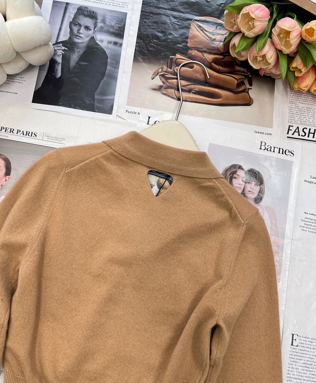 🆕PRADA早秋新款后背镂空三角徽标针织上衣。定制的字母logo拉链。普拉达将品牌标识巧妙融入拉链设计,