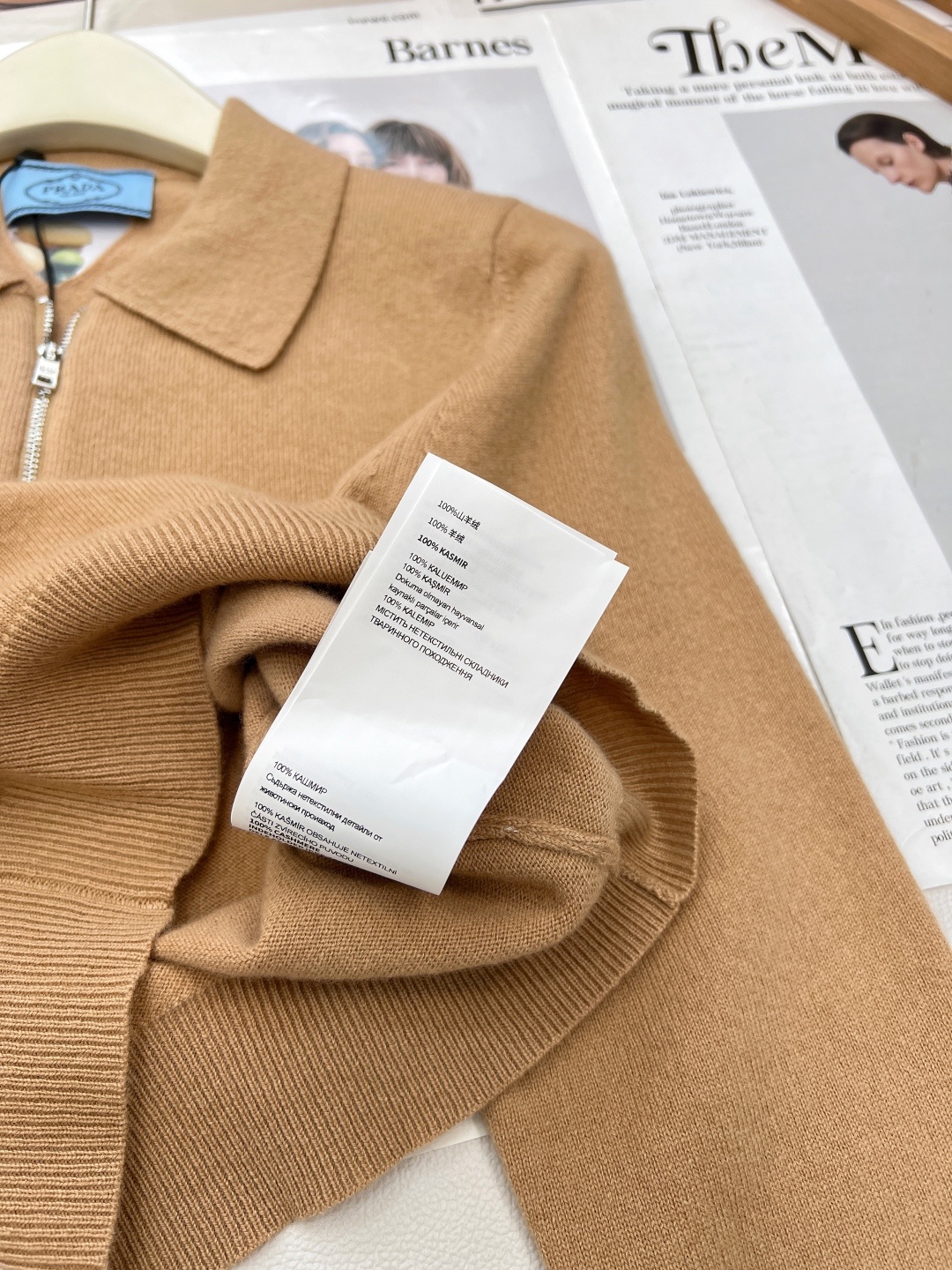 🆕PRADA早秋新款后背镂空三角徽标针织上衣。定制的字母logo拉链。普拉达将品牌标识巧妙融入拉链设计,