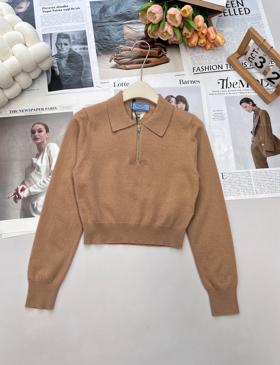 🆕PRADA早秋新款后背镂空三角徽标针织上衣。定制的字母logo拉链。普拉达将品牌标识巧妙融入拉链设计，