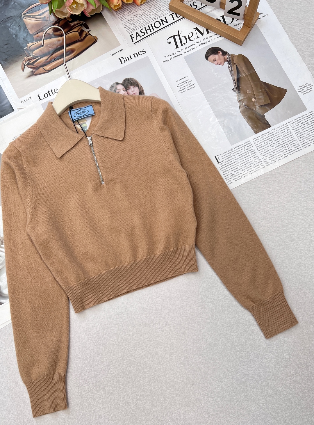 🆕PRADA早秋新款后背镂空三角徽标针织上衣。定制的字母logo拉链。普拉达将品牌标识巧妙融入拉链设计,