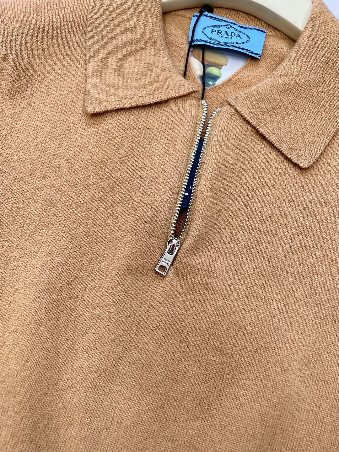 🆕PRADA早秋新款后背镂空三角徽标针织上衣。定制的字母logo拉链。普拉达将品牌标识巧妙融入拉链设计,