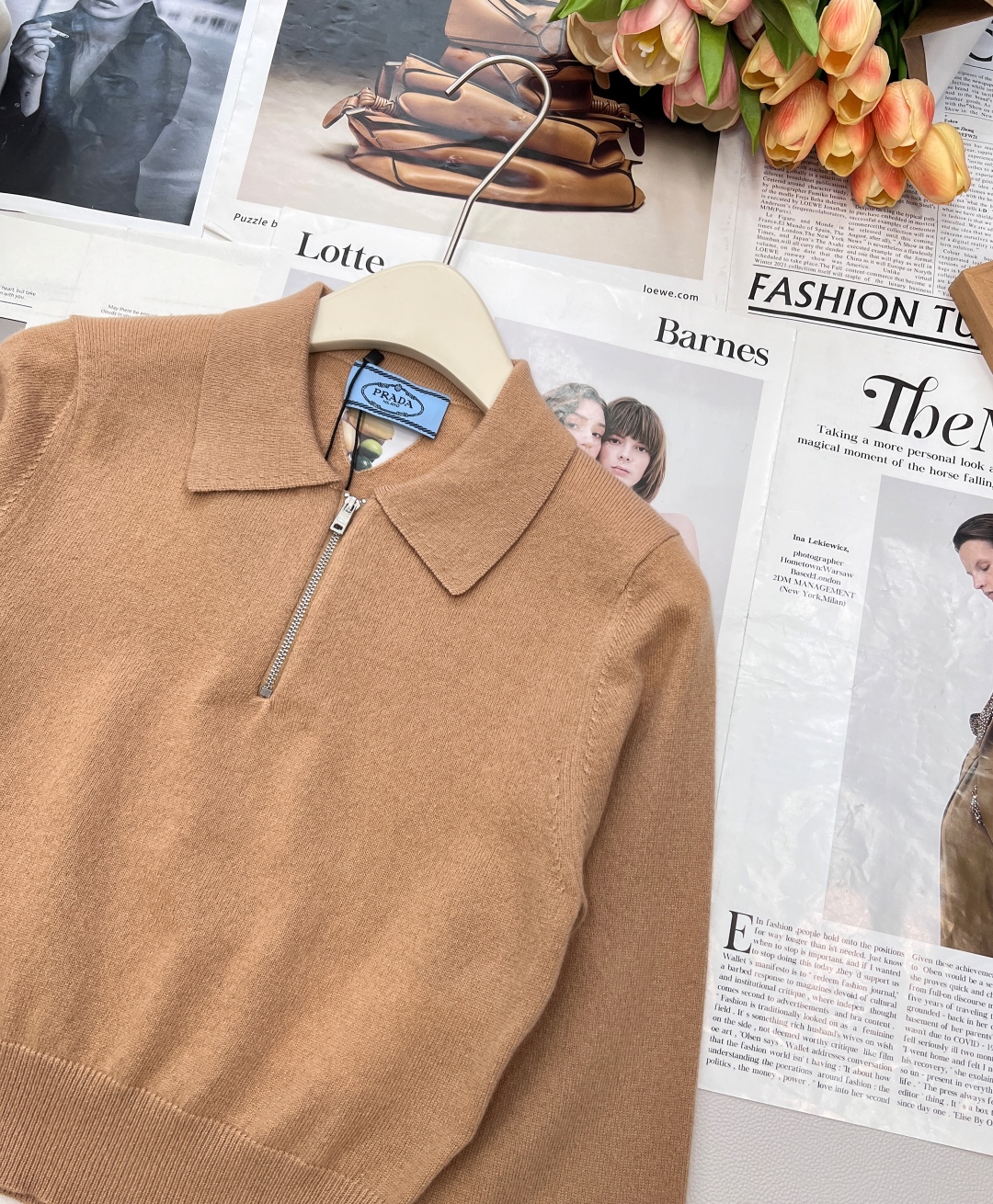 🆕PRADA早秋新款后背镂空三角徽标针织上衣。定制的字母logo拉链。普拉达将品牌标识巧妙融入拉链设计,