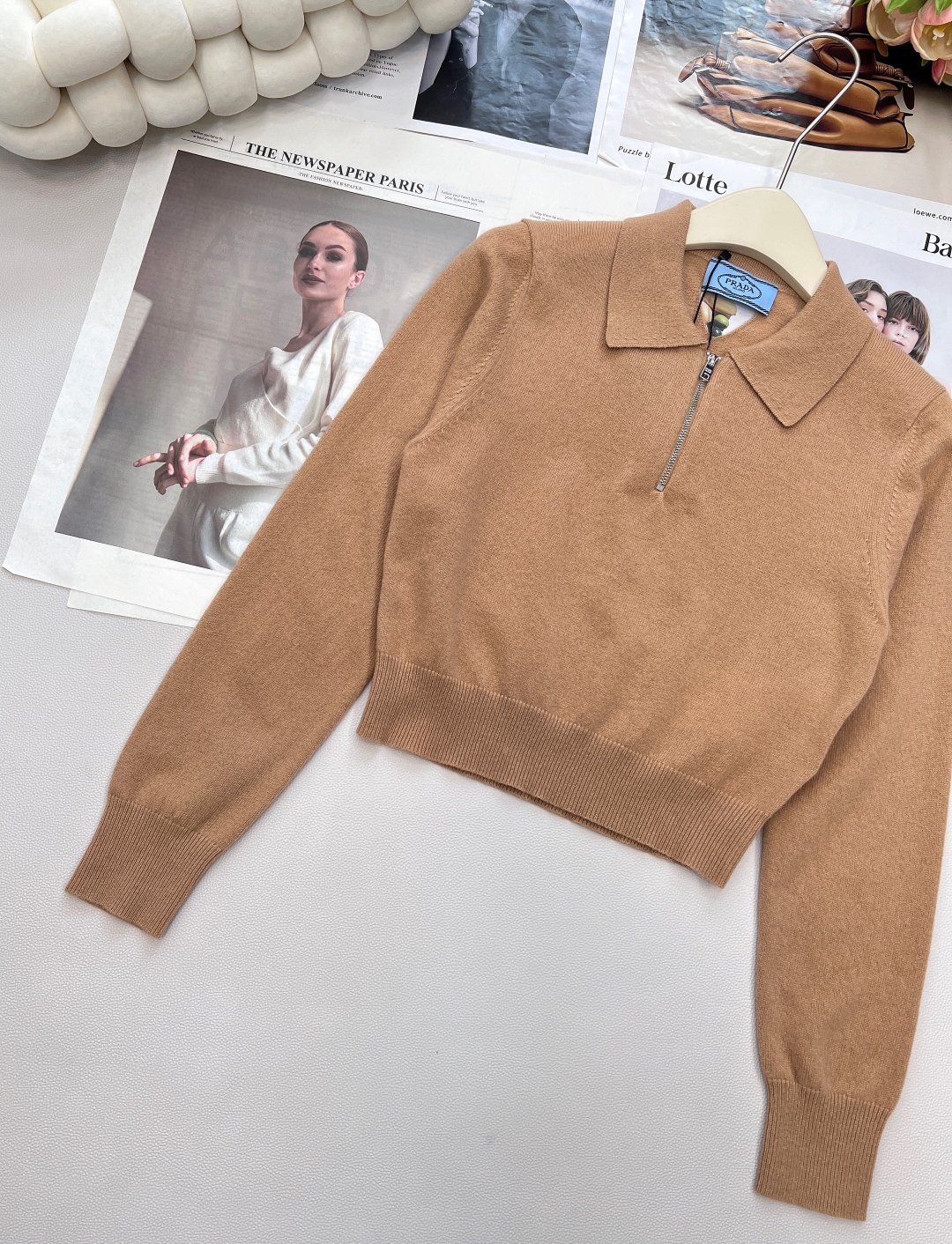 🆕PRADA早秋新款后背镂空三角徽标针织上衣。定制的字母logo拉链。普拉达将品牌标识巧妙融入拉链设计,