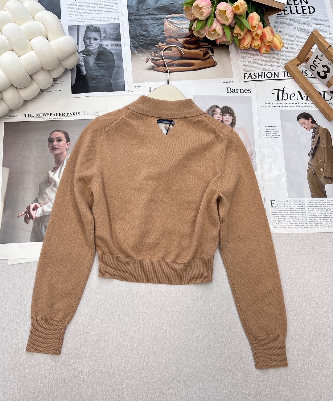 🆕PRADA早秋新款后背镂空三角徽标针织上衣。定制的字母logo拉链。普拉达将品牌标识巧妙融入拉链设计,