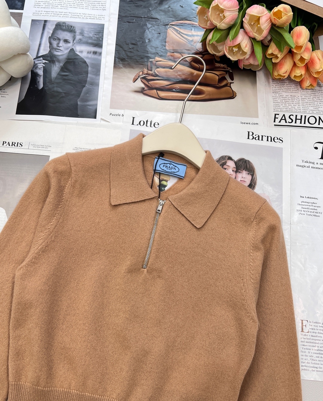 🆕PRADA早秋新款后背镂空三角徽标针织上衣。定制的字母logo拉链。普拉达将品牌标识巧妙融入拉链设计,