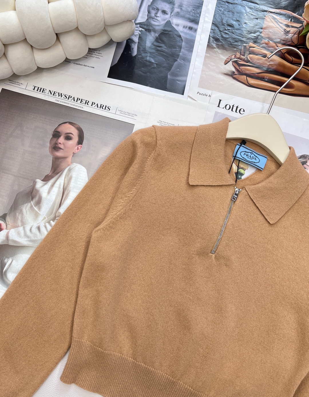 🆕PRADA早秋新款后背镂空三角徽标针织上衣。定制的字母logo拉链。普拉达将品牌标识巧妙融入拉链设计,