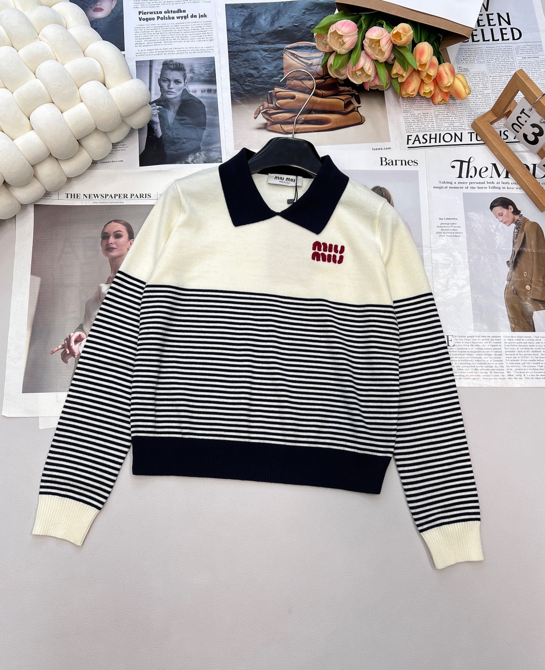 NO:488715,Miumiu2025 new lapel striped knitted long sleeves, customized YB wool yarn wool yarn wool, delicate texture, soft and comfortable knitted long-sleeved top cut, the collar edge and hem echo the black spiral pattern wrap, delicate and soft, half of the body, the stripes contrast in the stripes of the lower body, the college style increases the youthful atmosphere, the letters on the chest embroidery embroidery, highlights the brand tone, literary and artistic color matching shows the charm of age reduction, the necessary outfits for dates and commuting, customized face accessories, accurate version, complete three standards, large-scale products, size sml, edited,,miumiu,alexander wang19860909Miumiu2025新款翻领条纹针织长袖,定制YB羊毛纱线织造 质感细腻 柔软舒适 针织长袖上衣剪裁 领边与下摆呼应黑色螺旋纹包边 细致柔软 大身上半段素色下半身条纹撞色 学院风增加青春气息 胸前字母徽标刺绣点缀 彰显品牌调性 文艺感配色尽显减龄魅力 约会通勤必备穿搭 定制面辅料 认准版本 ,三标齐全,大货出 尺码sml 编,,miumiu,alexander wang,Women's clothing