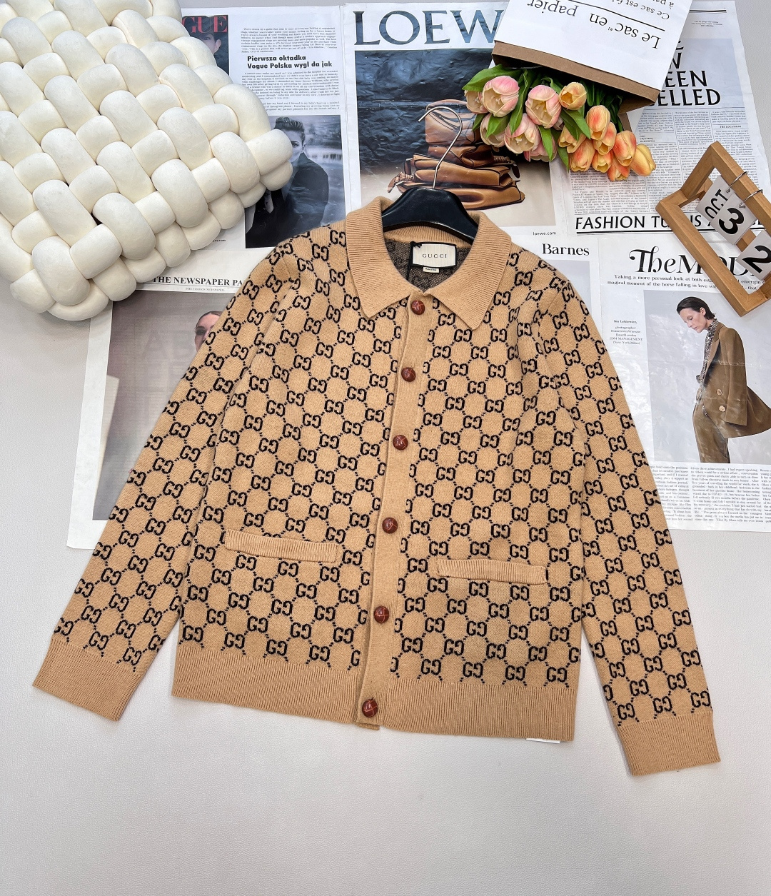 NO:488727,Gucci lapel cardigan is super eye-catching and fashionable!  The barrage logo is paired with khaki color, which looks very good!  The lapel design has a youthful and energetic feeling on the upper body. The customized fabric feels very soft to the touch. The upper body is so comfortable!  All buttons are customized with open molds 1:1. All details are restored to the original version. The loose version has a very good effect on the lower body. The three standards are complete!  The first large order has been released!  Size sml code, gucci,alexander wang19860909Gucci 翻领开衫超级超级吸睛时髦！弹幕Logo搭配卡其颜色 非常好看！翻领设计上身青春活力无限的感觉 定制面料手感摸起来非常柔软 上身太舒服了！纽扣均是开模定制1:1 所有细节还原原版 宽松版型下半身失踪效果很好看..三标齐全！首单大货已出 ！ 尺码sml 编码,,gucci,alexander wang,Women's clothing