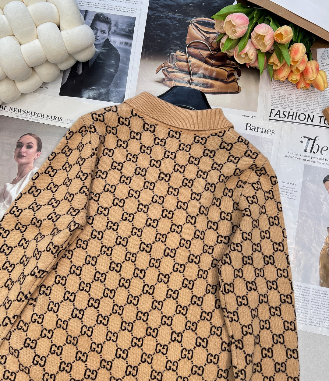 🆕Gucci 翻领开衫🤎超级超级吸睛时髦！弹幕Logo搭配卡其颜色 非常好看！翻领设计上身青春活力无限的