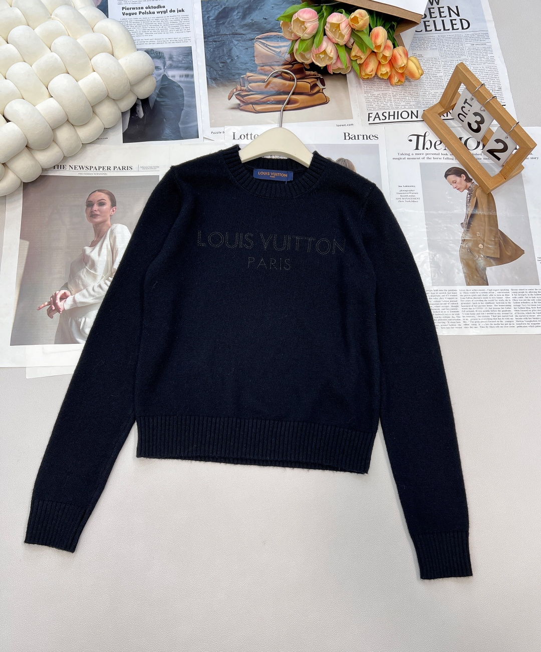 NO:490163,Louis Vuitton 2025 new embroidered letter knitted long sleeves, customized YB cashmere yarn woven, comfortable to wear, full texture, knitted long sleeve top cut, heavy-duty embroidered letter pattern on chest, rich and gorgeous layers, edged pit strip thread highlights the brand style, ready-to-wear is slightly elastic, presenting a slim visual effect, single wear is brilliant and fashionable, customized face accessories, accurate version, complete three standards, two colors, size sml code,,louis vuitton,alexander wang19860909Louis Vuitton2025新款刺绣字母针织长袖,定制YB羊绒纱线织造 穿搭舒适 质感十足 针织长袖上衣裁剪 胸口重工刺绣字母图案 层次丰富华丽 包边坑条螺纹 凸显品牌格调 成衣略带有弹力 呈现显瘦视觉效果 单穿内搭都出彩时髦 定制面辅料 认准版本 三标齐全,两色出 尺码sml 编码,,louis vuitton,alexander wang,Women's clothing