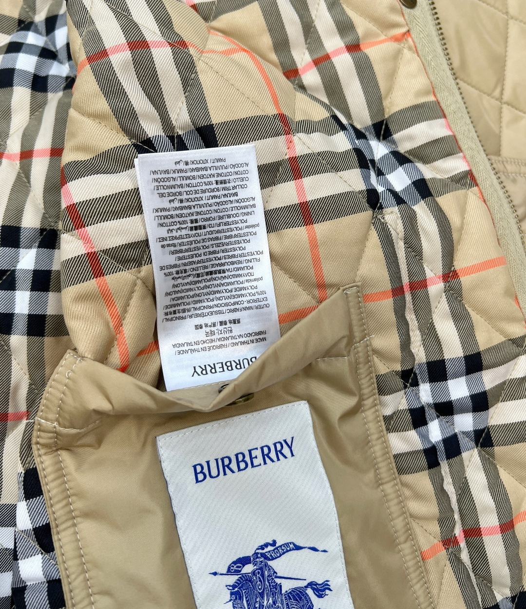 🆕Burberry菱格腰带丝绒翻领棉服外套，经典的绗缝设计，瞬间成为街头焦点👍那精致的菱格纹路，每一道都