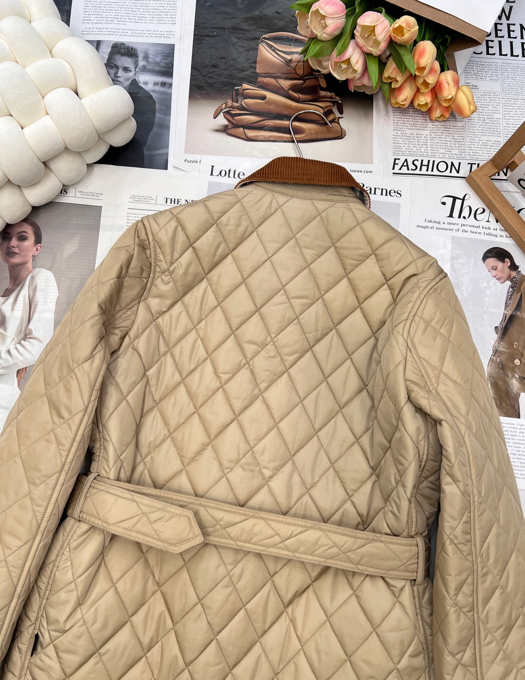 🆕Burberry菱格腰带丝绒翻领棉服外套，经典的绗缝设计，瞬间成为街头焦点👍那精致的菱格纹路，每一道都