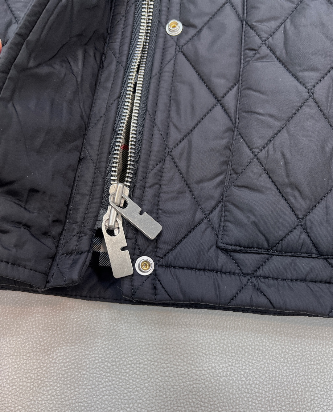 🆕Burberry菱格腰带丝绒翻领棉服外套，经典的绗缝设计，瞬间成为街头焦点👍那精致的菱格纹路，每一道都