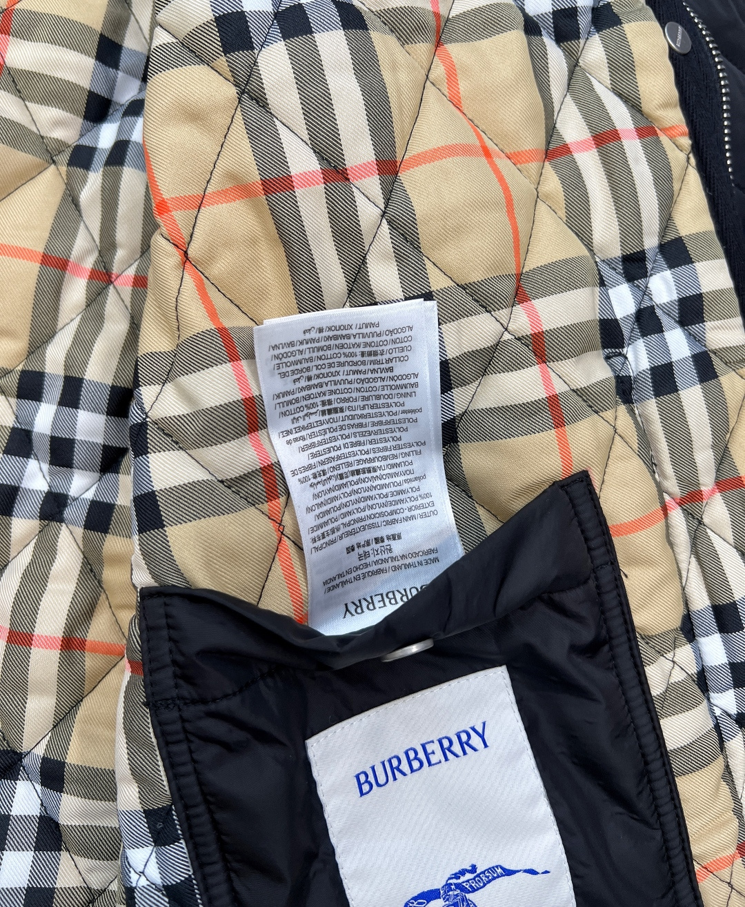 🆕Burberry菱格腰带丝绒翻领棉服外套，经典的绗缝设计，瞬间成为街头焦点👍那精致的菱格纹路，每一道都