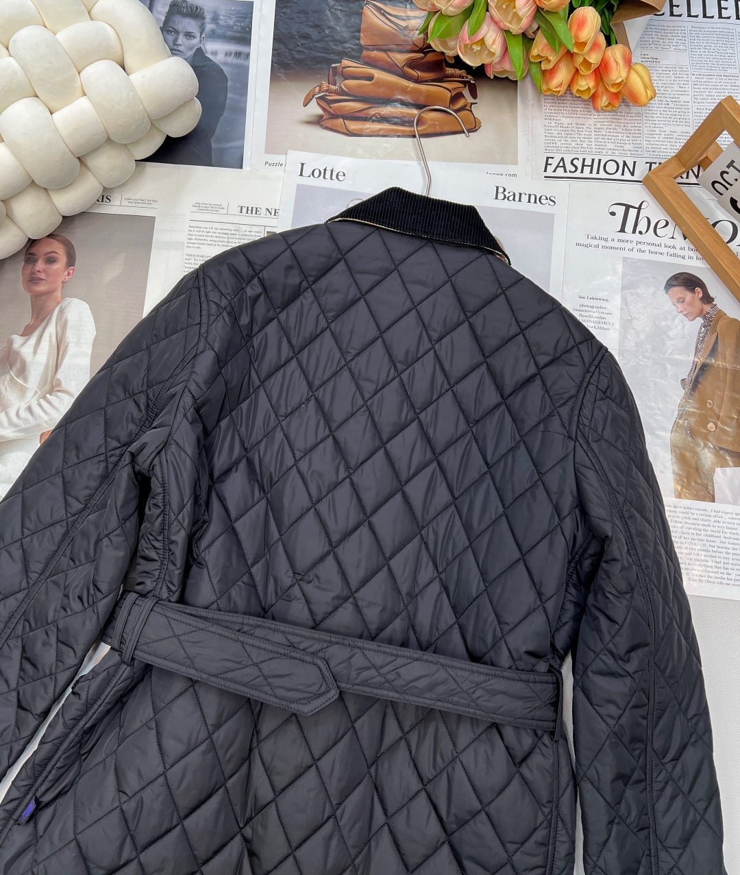 🆕Burberry菱格腰带丝绒翻领棉服外套，经典的绗缝设计，瞬间成为街头焦点👍那精致的菱格纹路，每一道都
