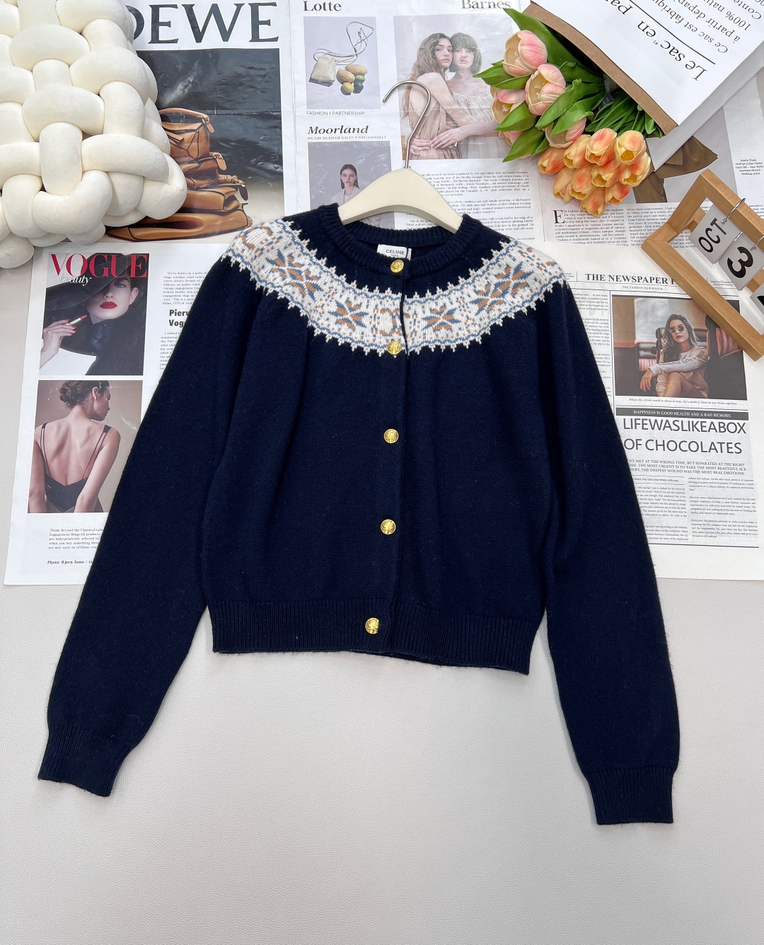 NO:490138,aCeline2025 new crochet round neck cardigan sweater, custom YB cashmere wool knitted material, high-quality texture, comfortable and soft round neck long-sleeved knitted cardigan sweater, neck cuff threaded edging echoes the hem of the clothes, neck neck embellishing the Nordic style of Fair Island to create a literary youth style Arc de Triomphe jacquard logo centered to highlight the brand tone Cashmere knitted fabric warm and comfortable Regular version Simple and versatile autumn and winter daily style Customized surface accessories, complete three standards, two colors Size sml code E,,celine, sweaters, alexander wang19860909aCeline2025新款钩花圆领开衫毛衣,定制YB羊绒羊毛针织材质 质感高级 舒适柔软 圆领长袖针织开衫毛衣 领口袖口螺纹包边与衣摆相呼应 环脖点缀费尔岛北欧风格的钩花图案 打造文艺青年风格 凯旋门提花徽标居中 彰显品牌调性 羊绒针织面料 保暖舒适 常规版型 秋冬日常简约百搭款 定制面辅料 三标齐全,两色出 尺码sml 编码E,,celine,sweaters,alexander wang,Women's clothing