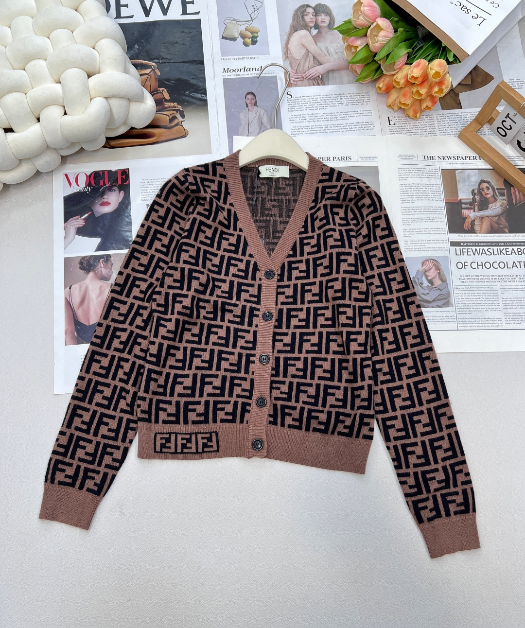 NO:490164,Fendi 25FW double F knitted jacket... The latest model is coming!  !  This one I love is super elegant!  It is made of imported ultra-fine woven. The spacing of each logo remains exactly the same as the original. The color is particularly high-end!  The best upper body, paired with jeans, shorts, all look good, if you like it, the first big item has been released, size sml code, fendi, shorts, jeans, jackets & coats, alexander wang19860909Fendi 25FW双F针织外套..最新款火爆来袭！！超爱的这款 超级有气质！采用进口超细机织作 每个Logo的间距 立体感都保持和原版一模一样..颜色特别特别高级！上身一绝 搭配牛仔裤 短裤都好看 喜欢的来 首单大货已出 尺码sml 编码,,fendi,shorts,jeans,jackets & coats,alexander wang,Women's clothing