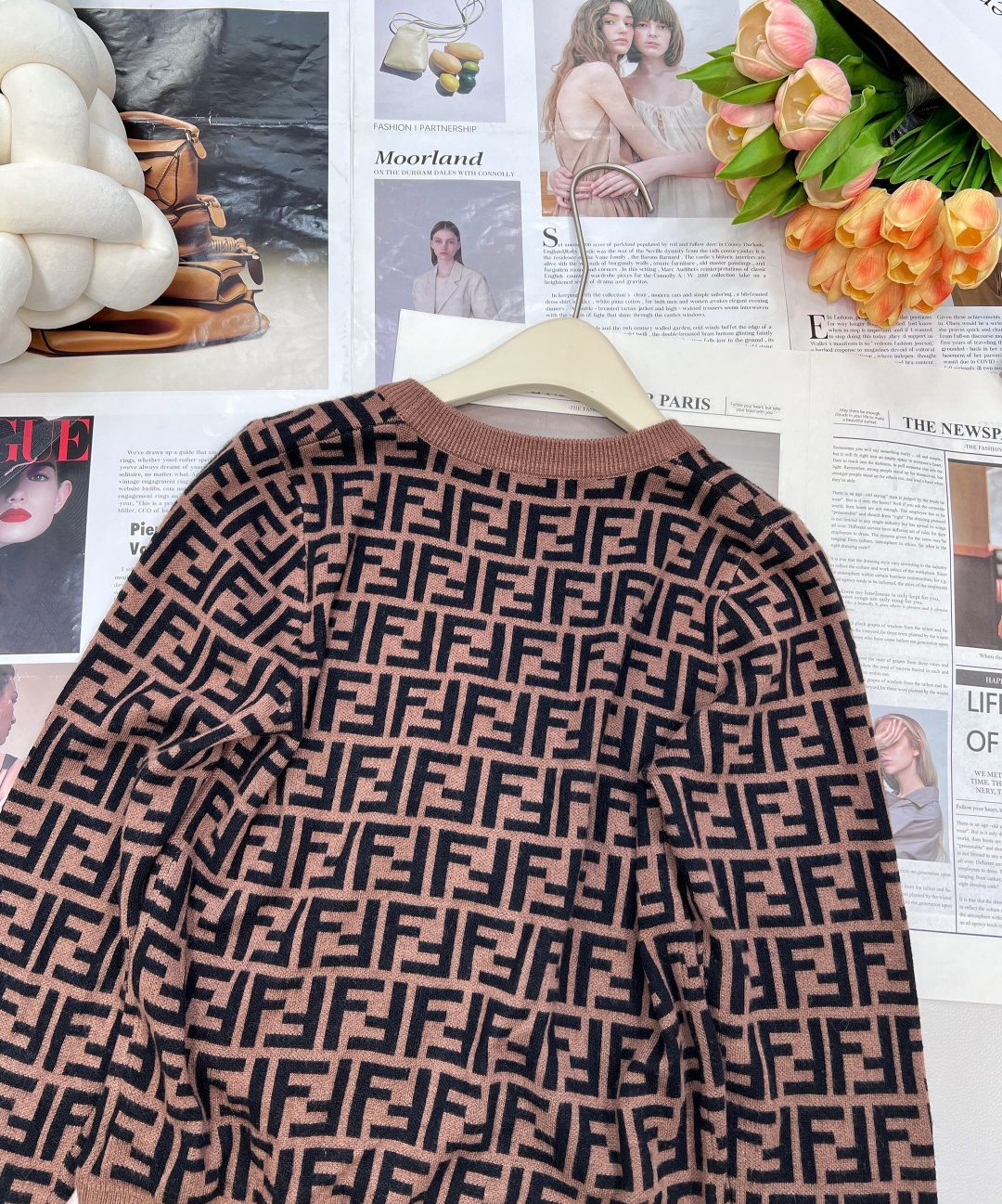 🆕Fendi 25FW🍩双F针织外套..🐿🐿最新款火爆来袭！！超爱的这款 超级有气质！采用进口超细机织作