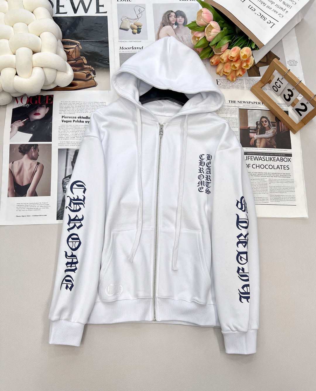 NO:490173,CHROME HEARTS Croxin classic style flower vine Sanskrit printed arm plus velvet hooded sweatshirt. It is a casual and comfortable street atmosphere. I will give you this item with a very strong outfit early. I will give you a look~ It is still a familiar style. It combines low-key luxury styles such as rock punk and street hip-hop. The recognizable Sanskrit printed design is rough and grand!  A must-have style for trendy out of the street~ This piece is definitely a piece for autumn. You can go out after putting one piece on it. You must have one piece for everyone. The same style as men and women. It looks good when you match it casually. It is completely free and comfortable~ Loose style. It is a irresistible and unrestrained color-blocking charm that makes people feel irresistible and full of artistic sense!  Size sml code H, chrome hearts, chrome hearts, hoodie, sweatshirts, hats, alexander wang19860909CHROME HEARTS 克罗心经典款花藤梵文印花臂加绒连帽卫衣 穿上就是随性自如的街头氛围感,早早给你们出这种穿搭率很强单品 给你们凹造型～ 依旧是熟悉的风格 融合摇滚朋克、街头嘻哈等低调的奢华风 充满辨识度的梵文印花设计粗旷大气 ！潮流出街必不可少的款式～ 这件绝对是秋天的刚需单品,套上一件就可以出门,上身绝绝子,必须人手一件 男女同款 随便搭搭就好看,完全是自由舒适的感觉~ 宽松版型 穿上自在无拘束 让人难以抵抗的克罗心拼色魅力 充满了艺术感！ 尺码sml 编码H,,chrome hearts,chrome hearts,hoodie,sweatshirts,hats,alexander wang,Women's clothing